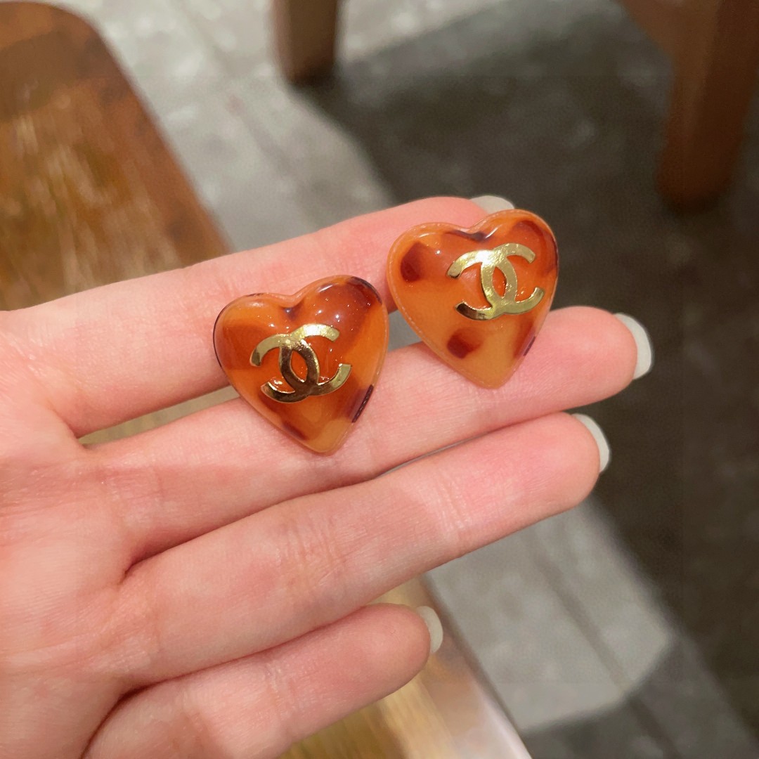 Chanel CC Heart Tortoiseshell Stud Earrings earrings gold-tone metal amber tortoiseshell resin with reddish-brown spots 1 5cm stud diameter