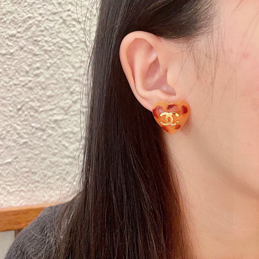 Chanel CC Heart Tortoiseshell Stud Earrings earrings gold-tone metal amber tortoiseshell resin with reddish-brown spots 1 5cm stud diameter