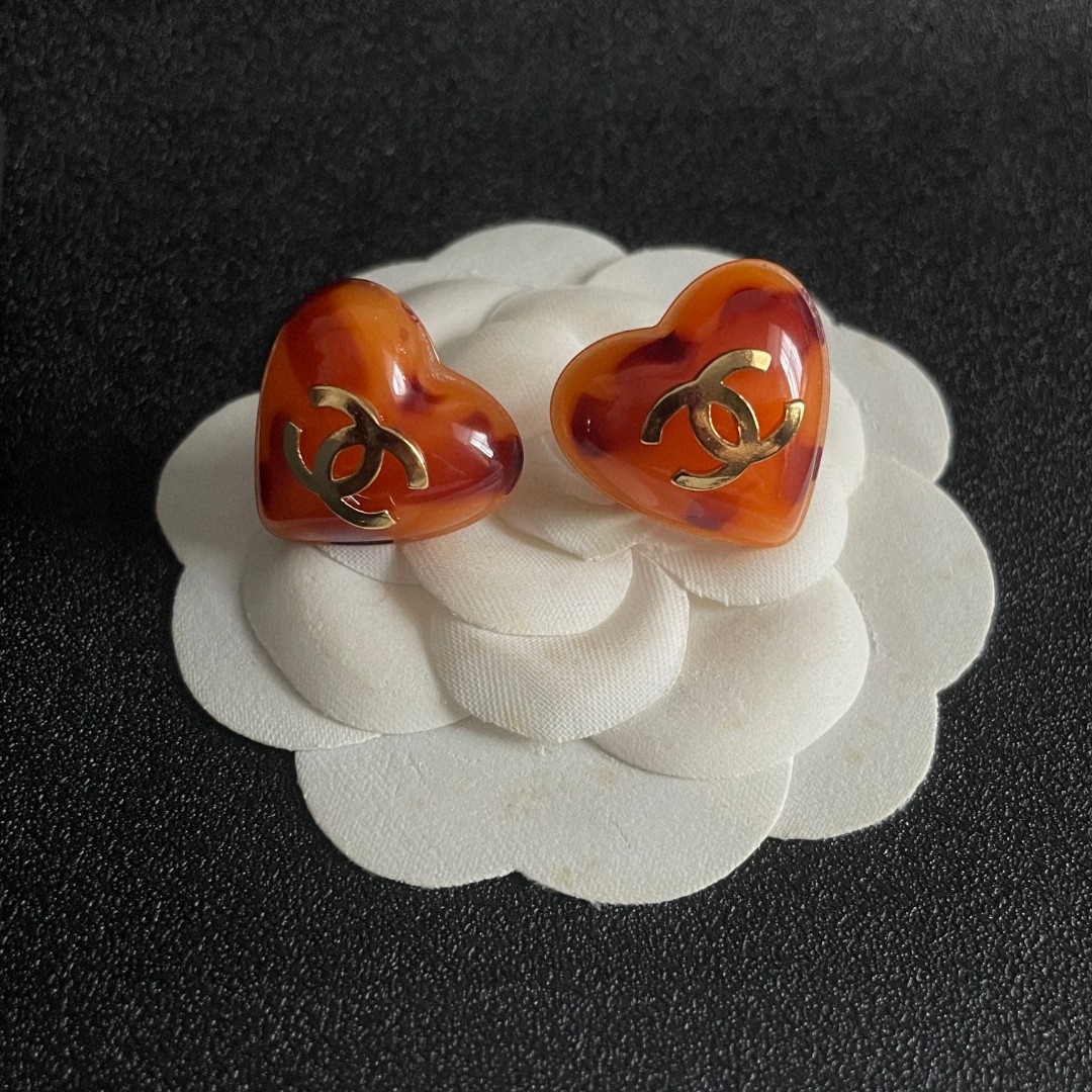 Chanel CC Heart Tortoiseshell Stud Earrings earrings gold-tone metal amber tortoiseshell resin with reddish-brown spots 1 5cm stud diameter