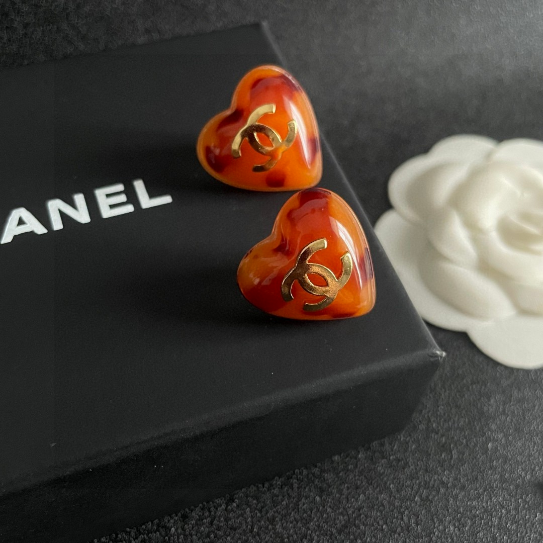 Chanel CC Heart Tortoiseshell Stud Earrings earrings gold-tone metal amber tortoiseshell resin with reddish-brown spots 1 5cm stud diameter
