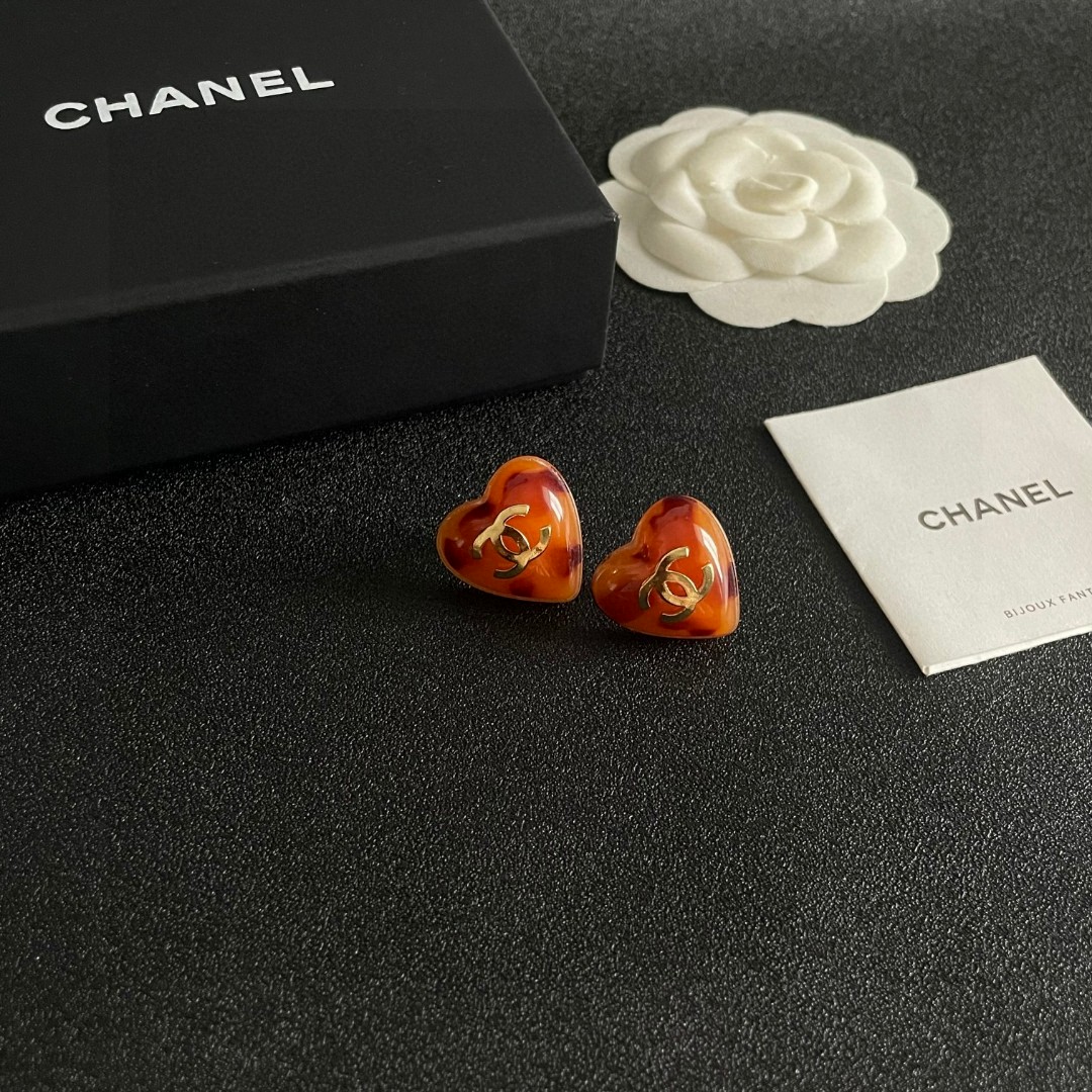 Chanel CC Heart Tortoiseshell Stud Earrings earrings gold-tone metal amber tortoiseshell resin with reddish-brown spots 1 5cm stud diameter