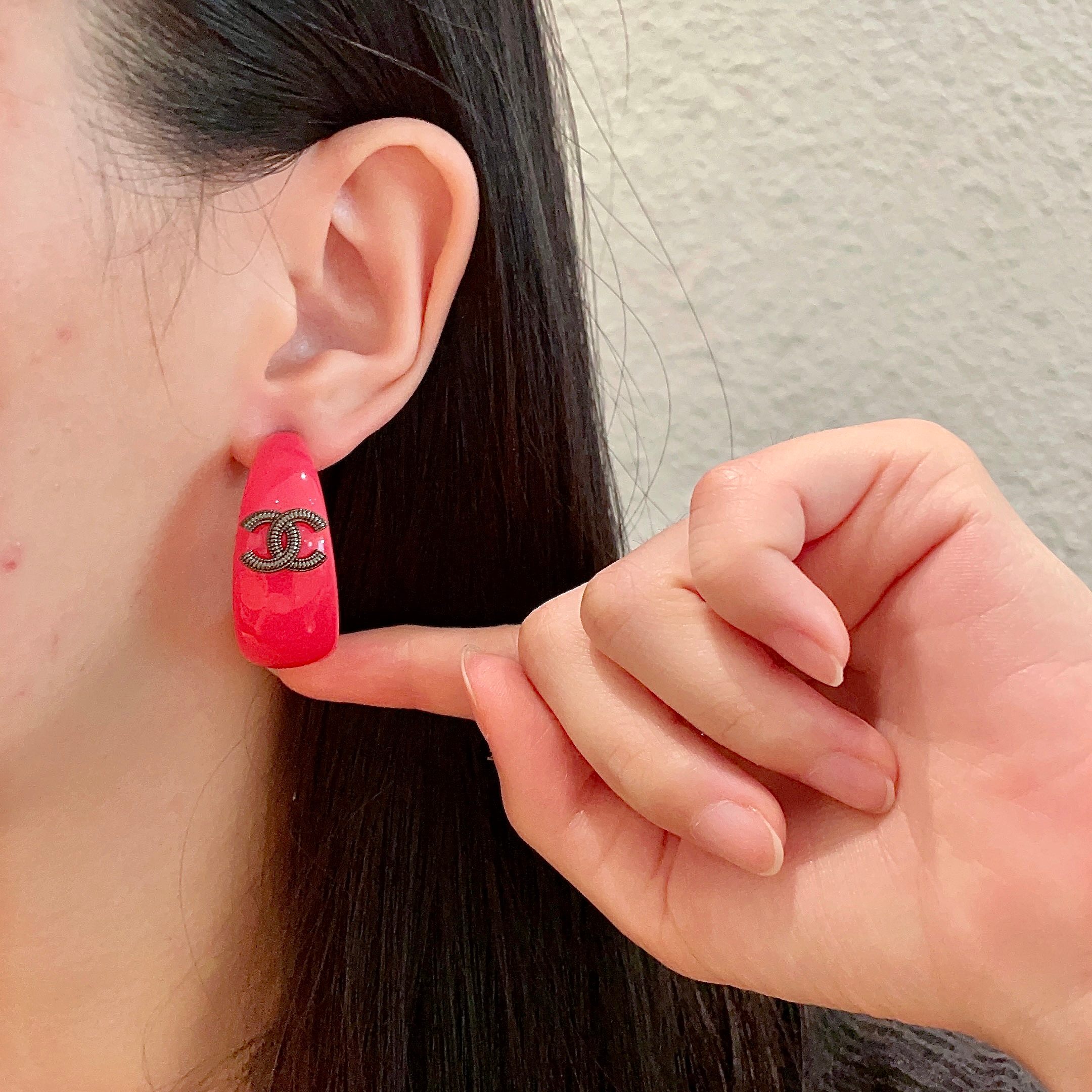 Chanel CC Logo Resin Hoop Earrings earrings Neon hot pink resin gunmetal-tone metal CC logo 3cm hoop length
