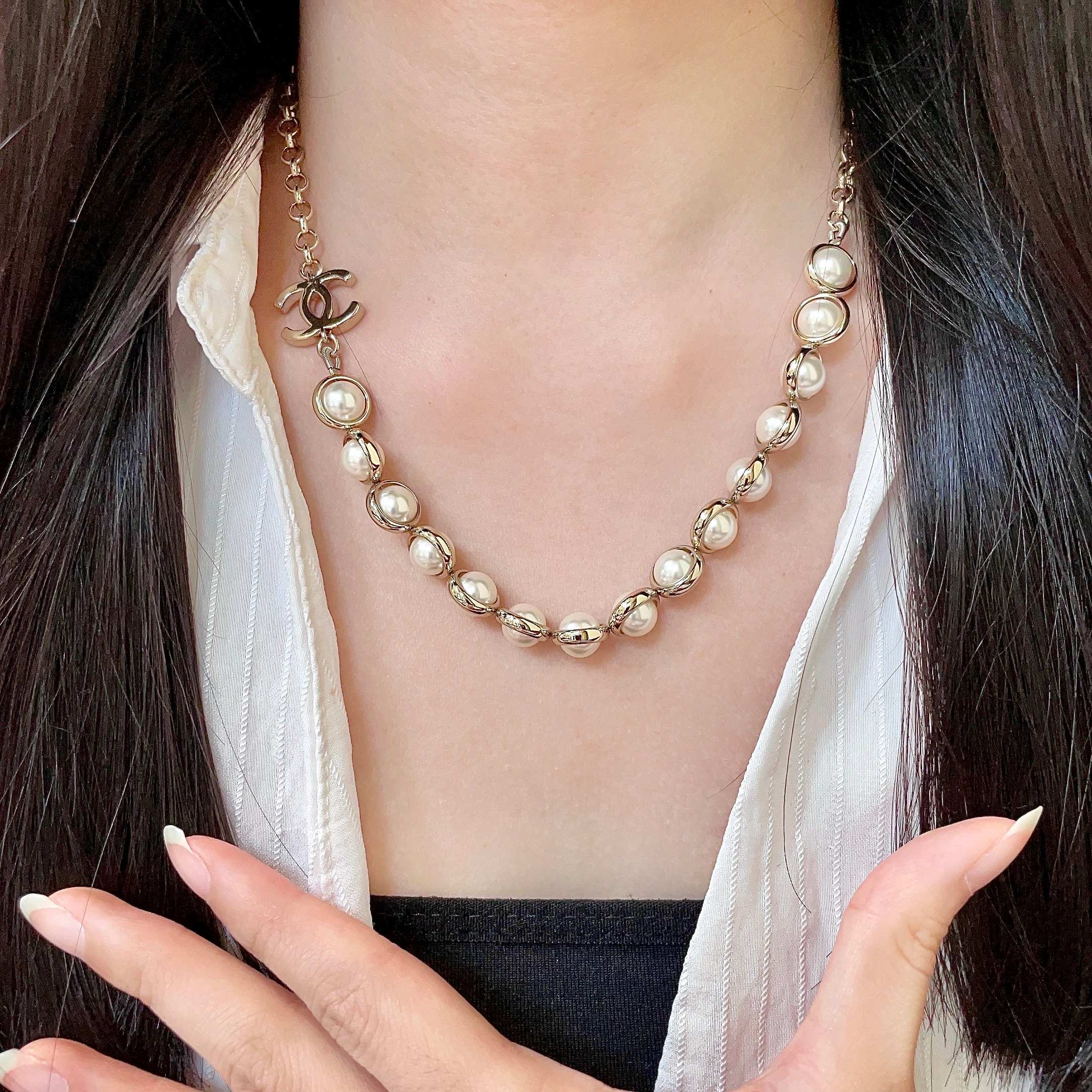 Chanel CC Logo Graduated Pearl Choker necklace Gold-tone metal cream white faux pearl 40cm