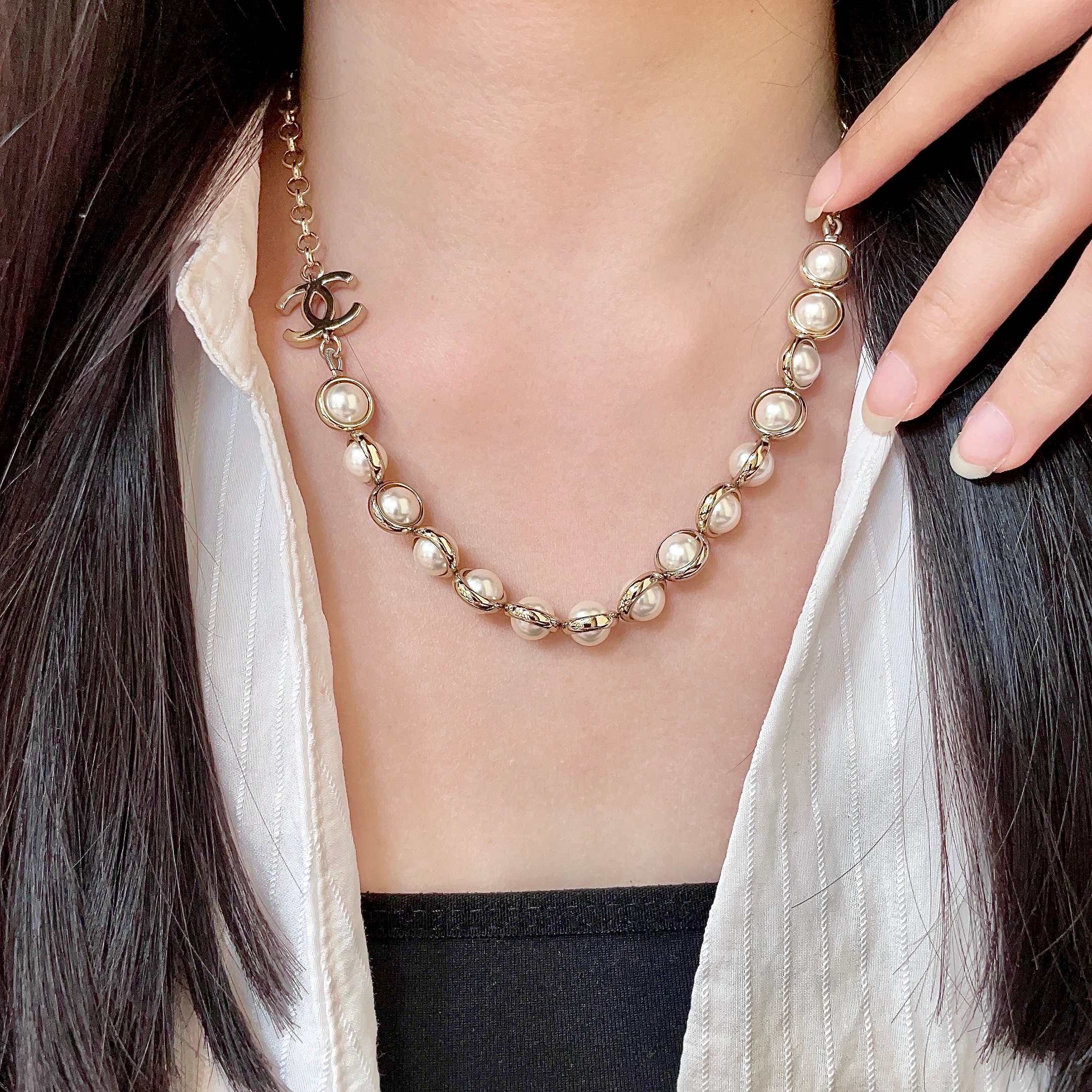 Chanel CC Logo Graduated Pearl Choker necklace Gold-tone metal cream white faux pearl 40cm