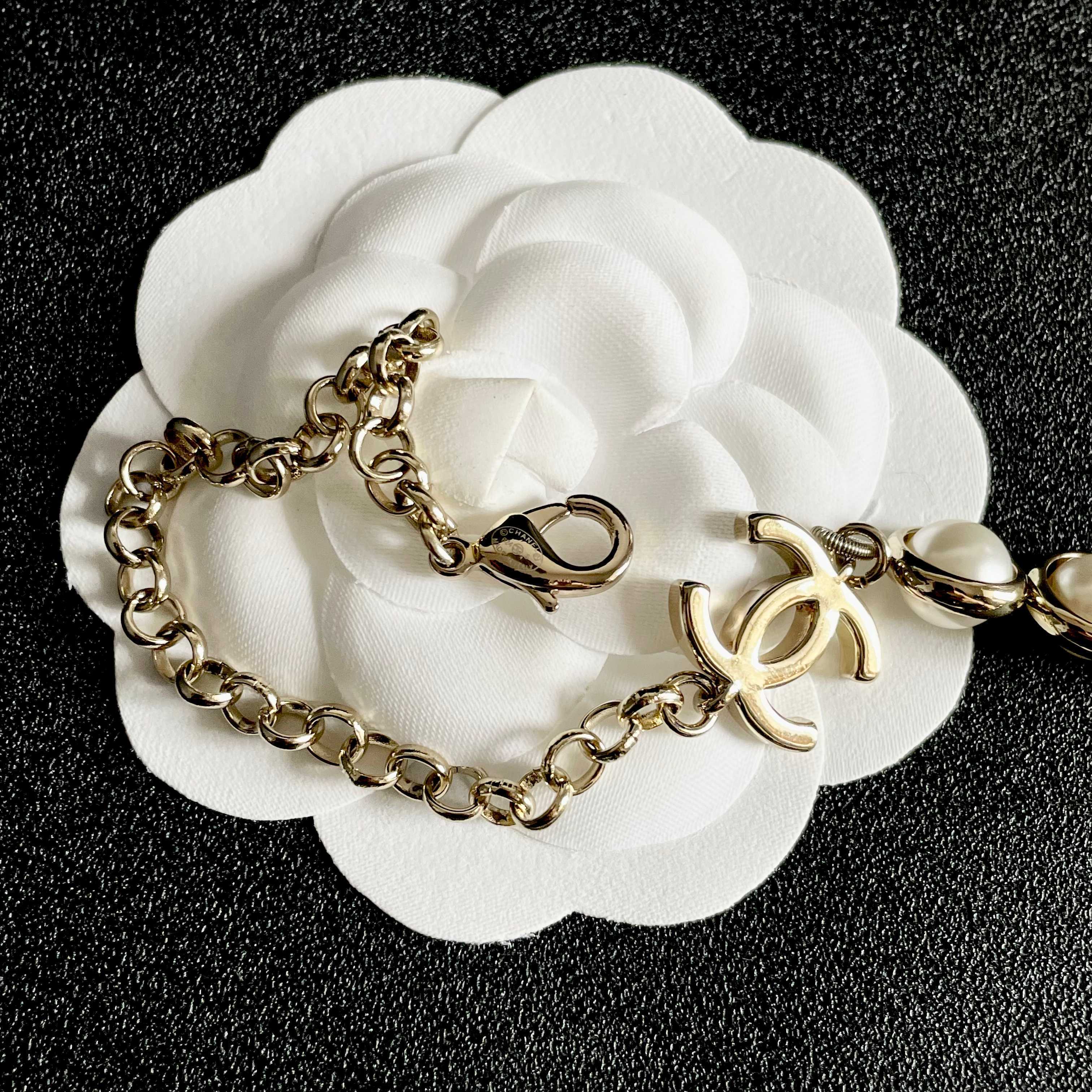 Chanel CC Logo Graduated Pearl Choker necklace Gold-tone metal cream white faux pearl 40cm