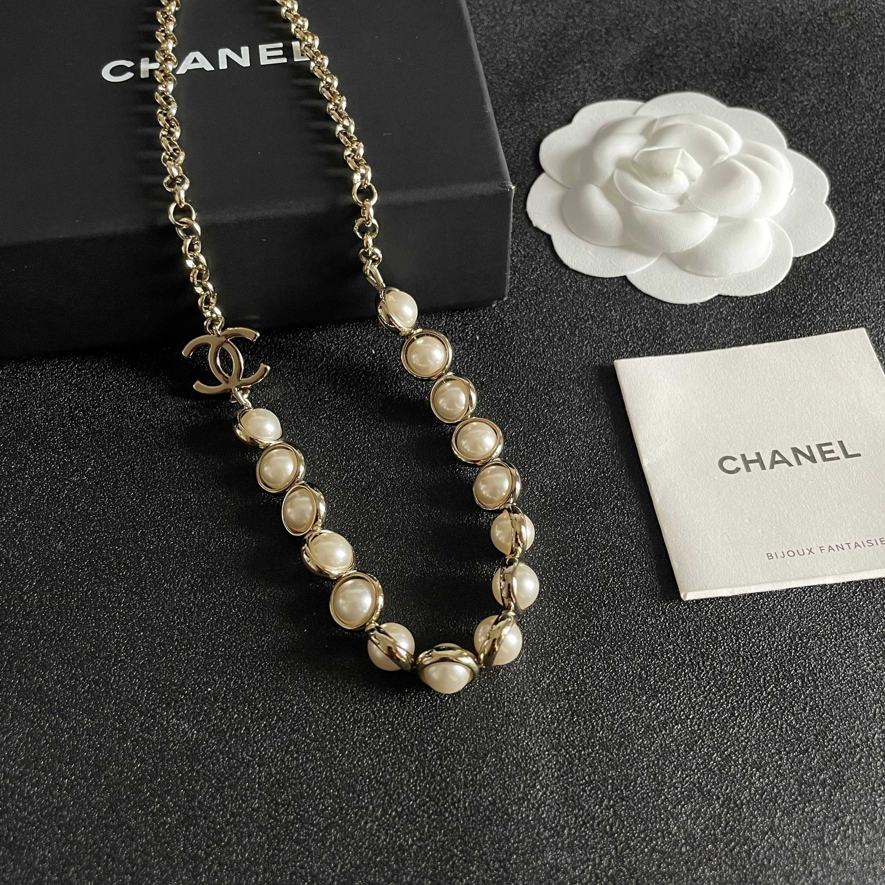 Chanel CC Logo Graduated Pearl Choker necklace Gold-tone metal cream white faux pearl 40cm