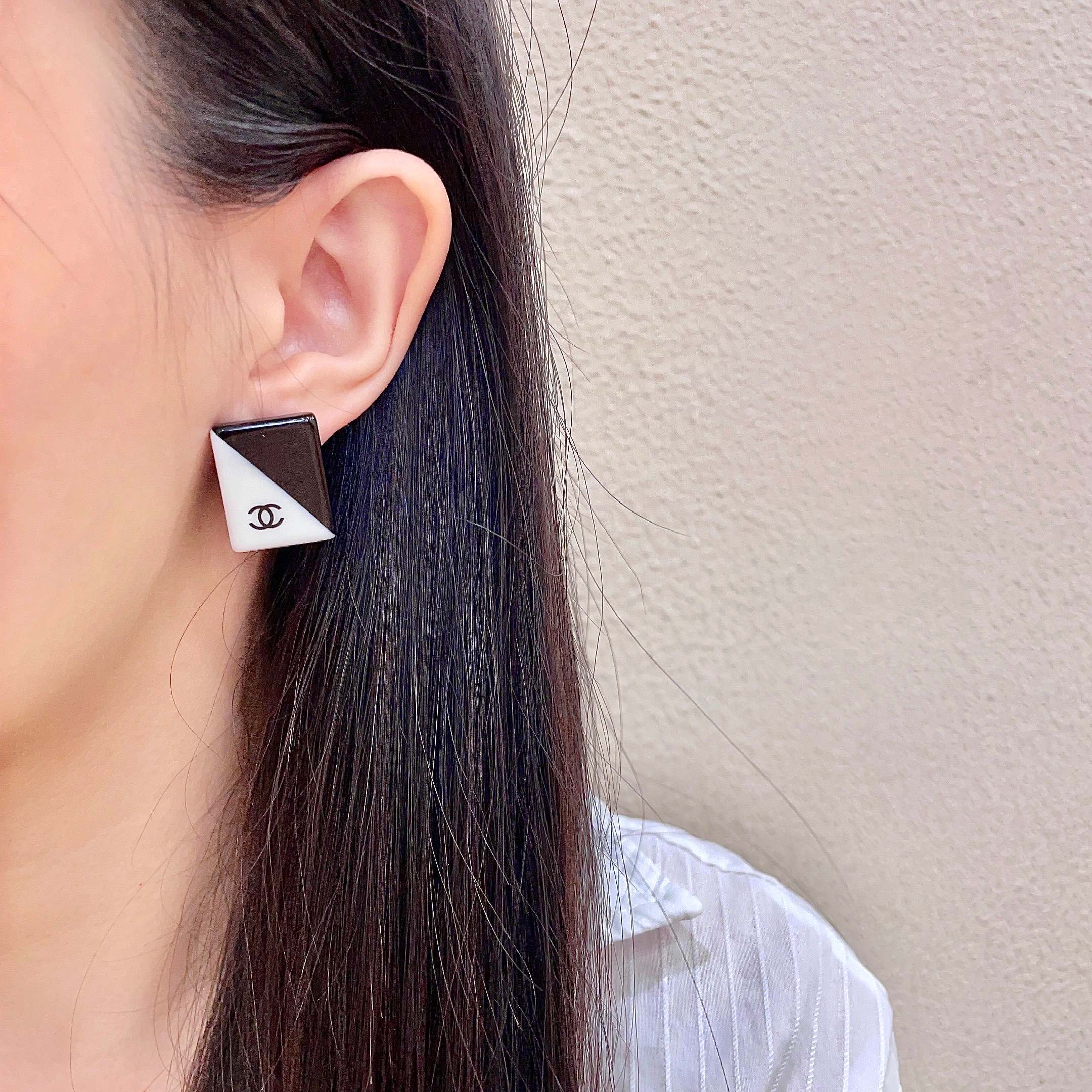 Chanel CC Logo Diagonal Two-Tone Square Stud Earrings earrings Black and white resin with black CC logo 2cm