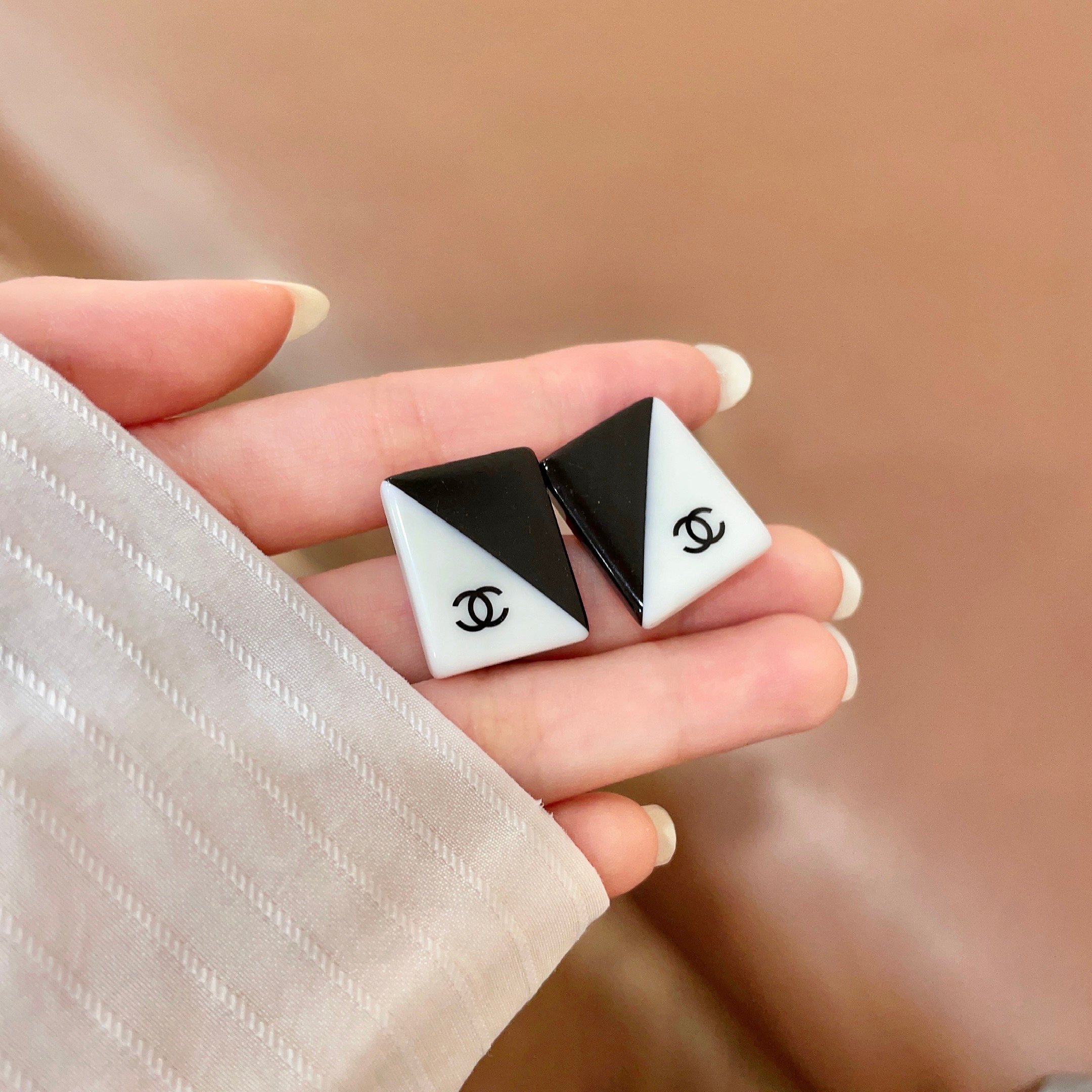 Chanel CC Logo Diagonal Two-Tone Square Stud Earrings earrings Black and white resin with black CC logo 2cm