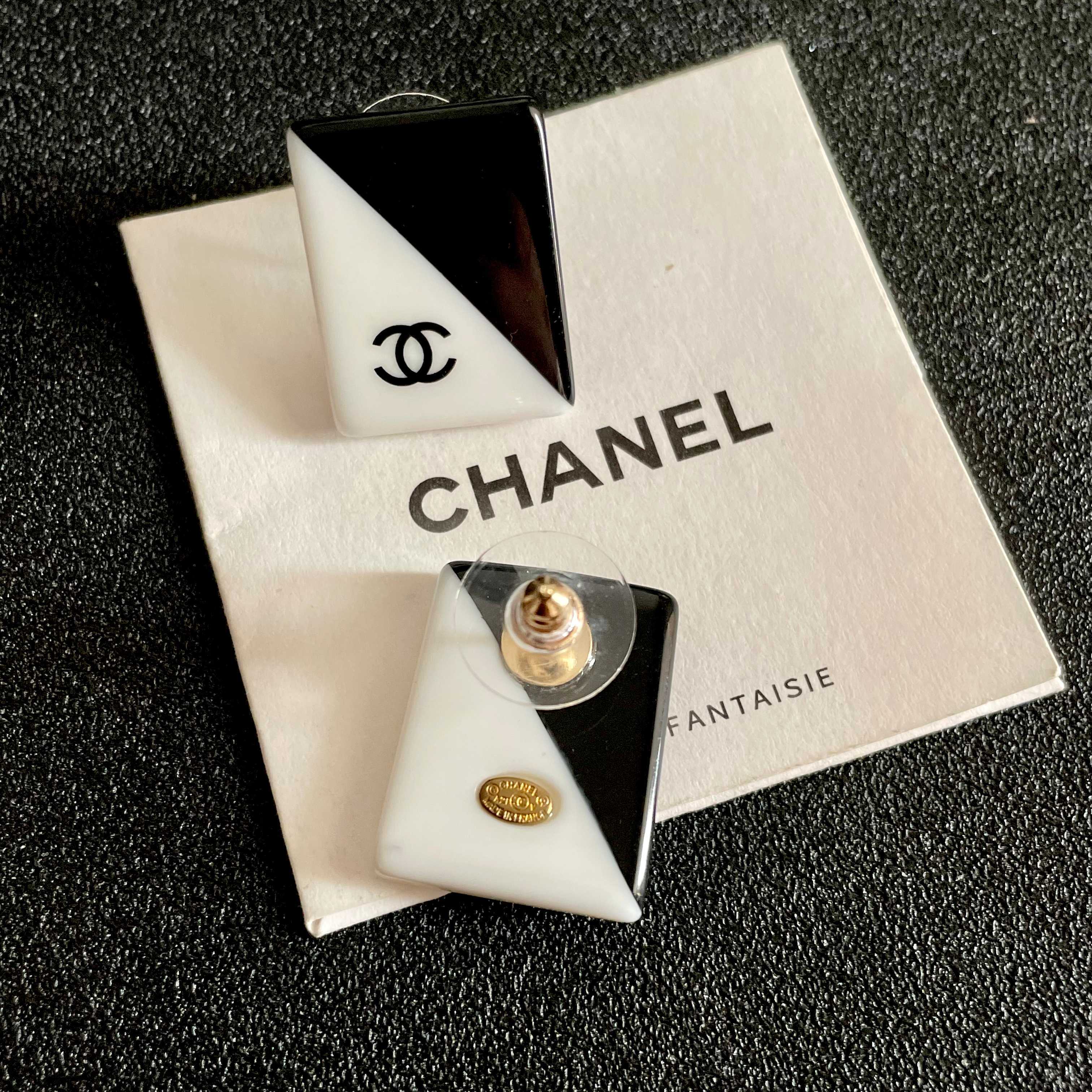 Chanel CC Logo Diagonal Two-Tone Square Stud Earrings earrings Black and white resin with black CC logo 2cm