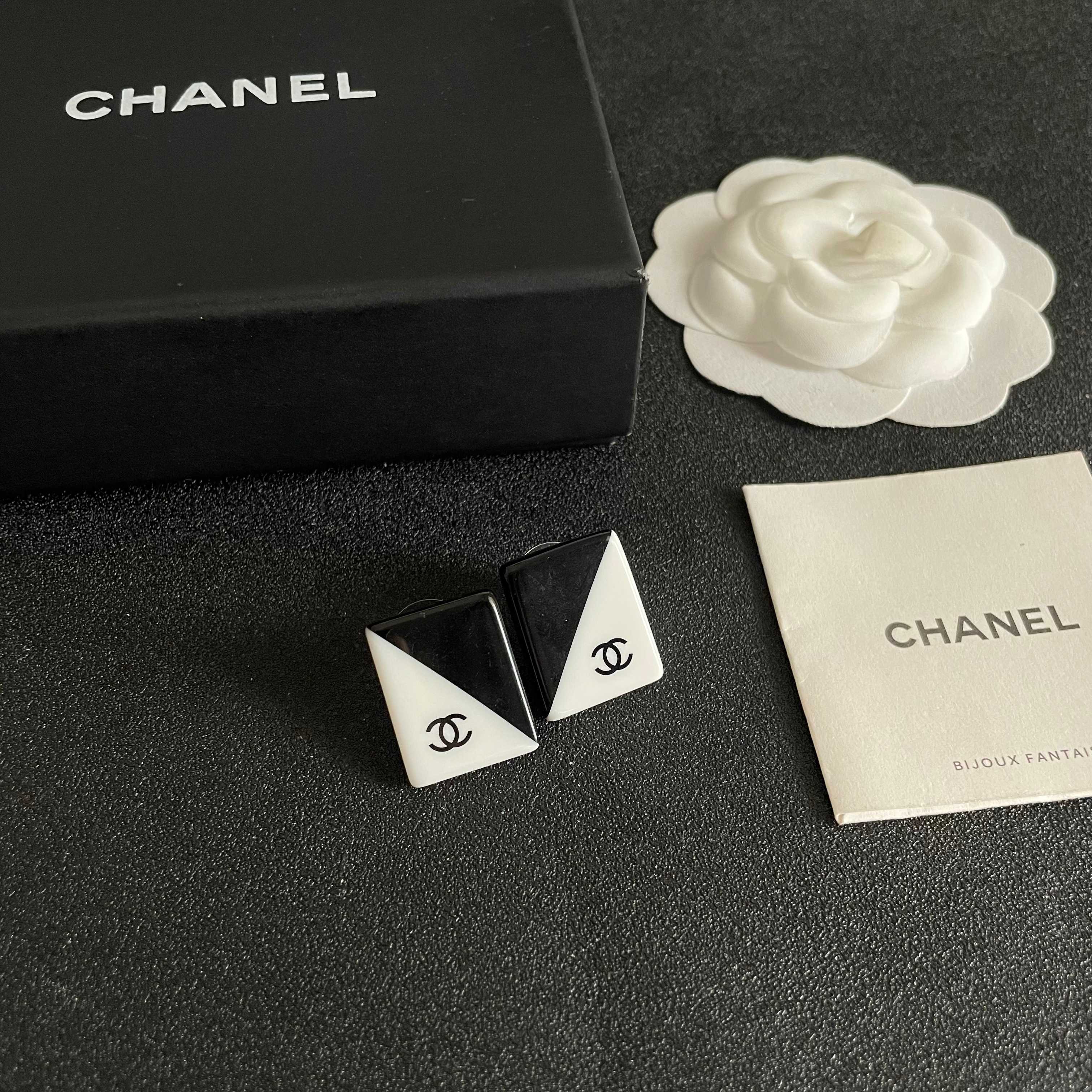 Chanel CC Logo Diagonal Two-Tone Square Stud Earrings earrings Black and white resin with black CC logo 2cm