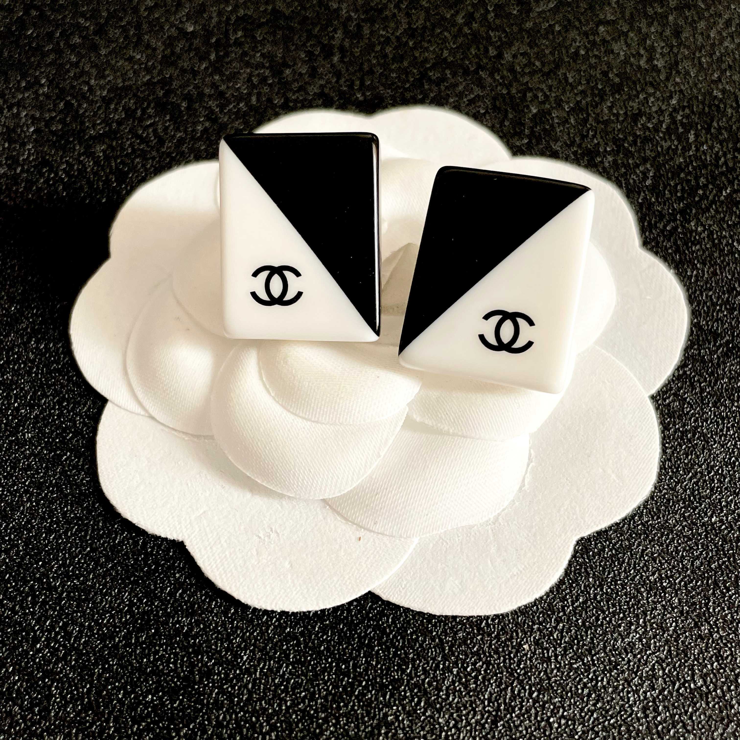 Chanel CC Logo Diagonal Two-Tone Square Stud Earrings earrings Black and white resin with black CC logo 2cm