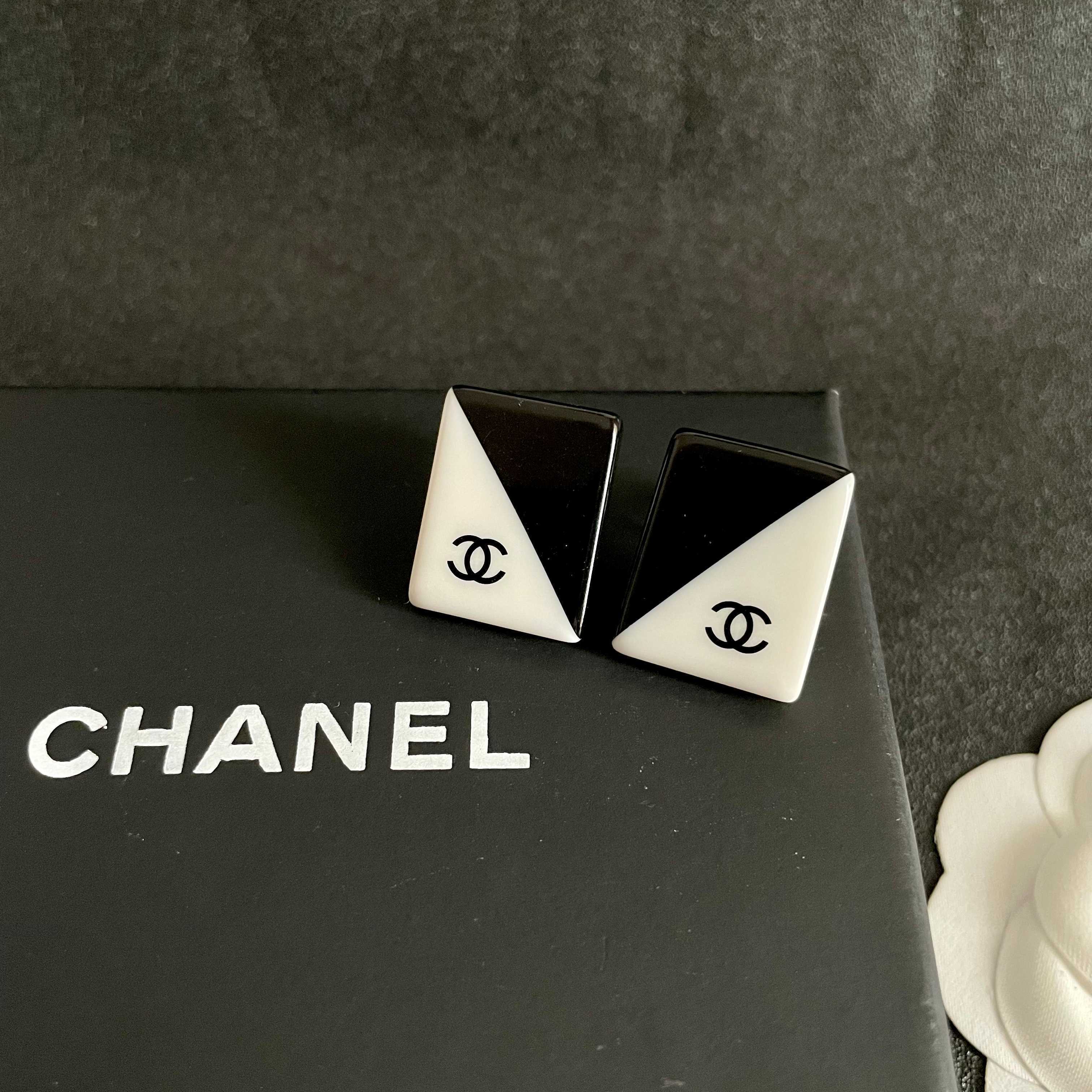 Chanel CC Logo Diagonal Two-Tone Square Stud Earrings earrings Black and white resin with black CC logo 2cm
