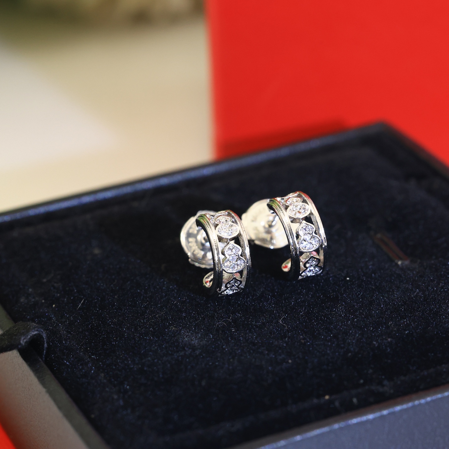 Qeelin Wulu earrings Silver-toned metal with clear diamond accents Gold-toned metal with clear diamond accents 10mm hoop diameter