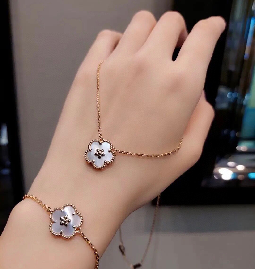 Collana Van Cleef Arpels Lucky Spring Plum Blossom Oro rosa con madreperla bianca 42 cm