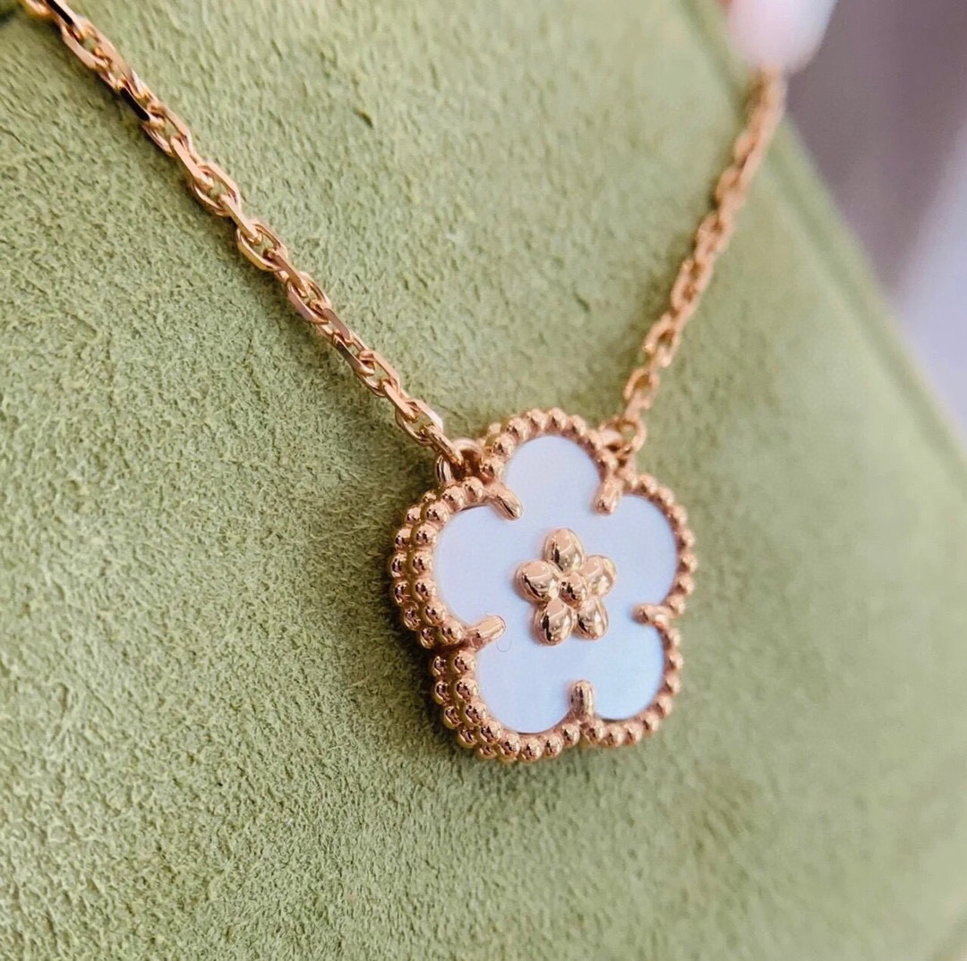 Collana Van Cleef Arpels Lucky Spring Plum Blossom Oro rosa con madreperla bianca 42 cm