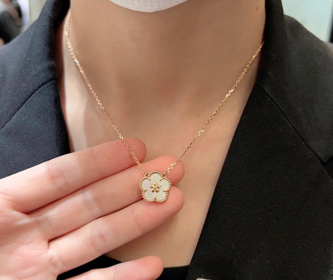 Collana Van Cleef Arpels Lucky Spring Plum Blossom Oro rosa con madreperla bianca 42 cm