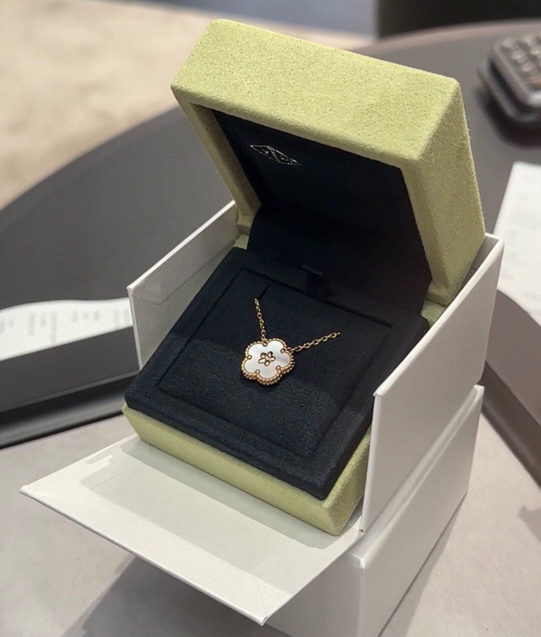 Collana Van Cleef Arpels Lucky Spring Plum Blossom Oro rosa con madreperla bianca 42 cm
