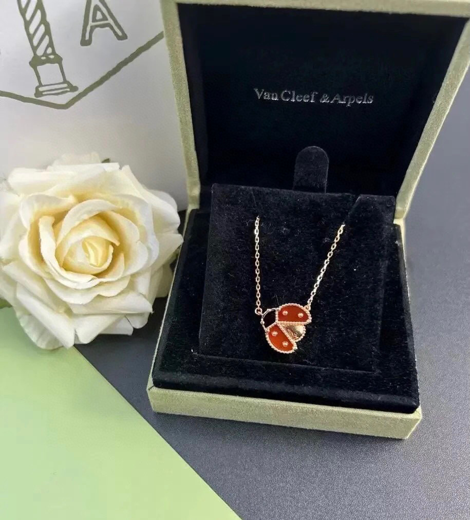Van Cleef Arpels Collana Lucky Spring Ladybug Metallo oro rosa con corniola rossa e accenti di onice nero 42 cm