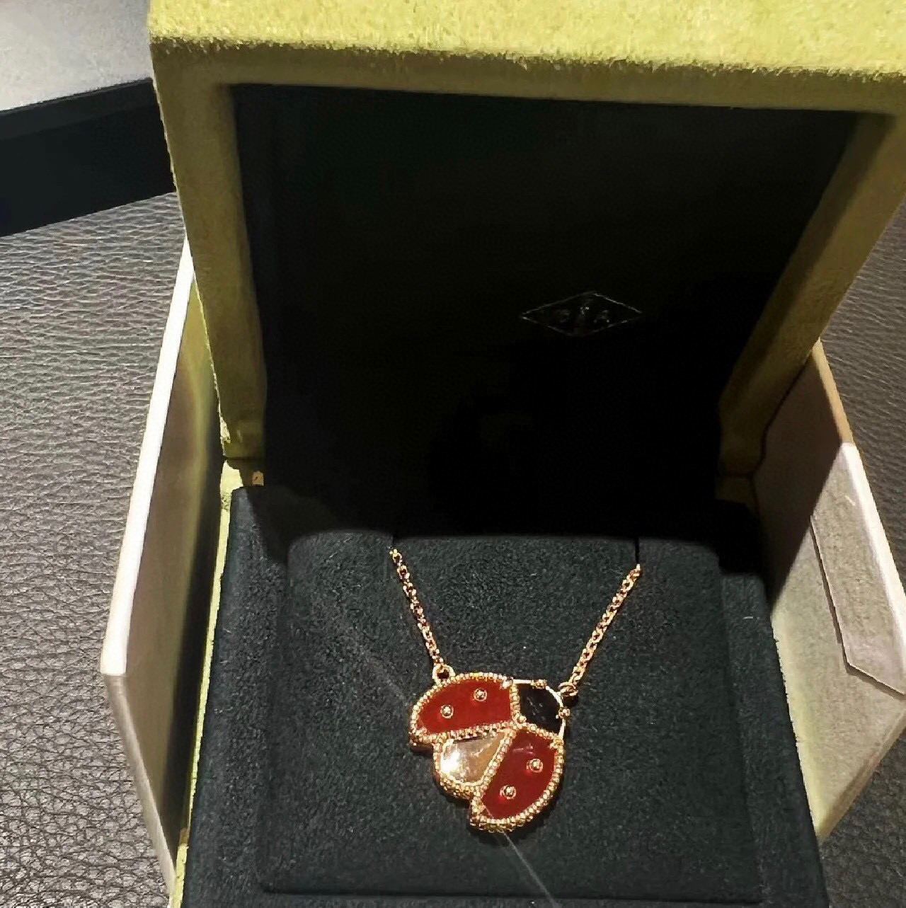 Van Cleef Arpels Collana Lucky Spring Ladybug Metallo oro rosa con corniola rossa e accenti di onice nero 42 cm