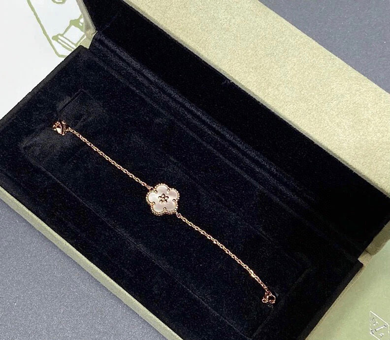 Van Cleef Arpels Lucky Spring bracelet Rose gold white mother-of-pearl 17cm