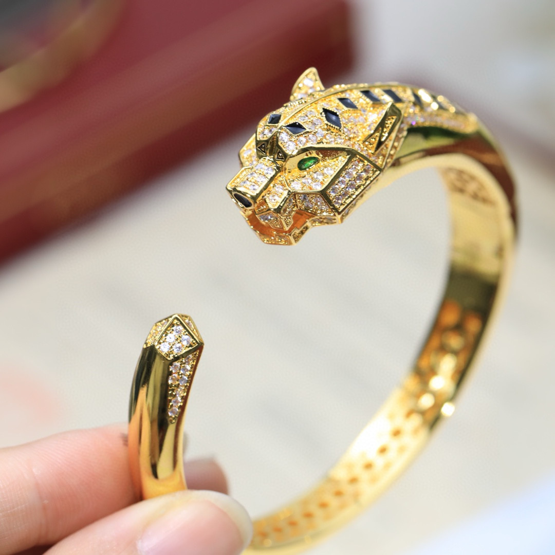 Cartier Panthere de Cartier bracelet Yellow gold diamond black onyx emerald 17