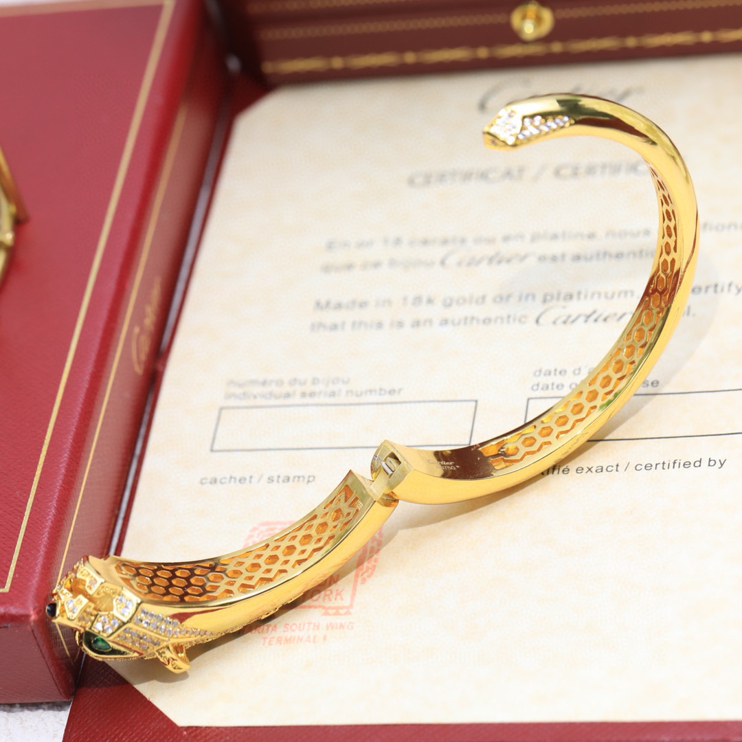 Cartier Panthere de Cartier bracelet Yellow gold diamond black onyx emerald 17