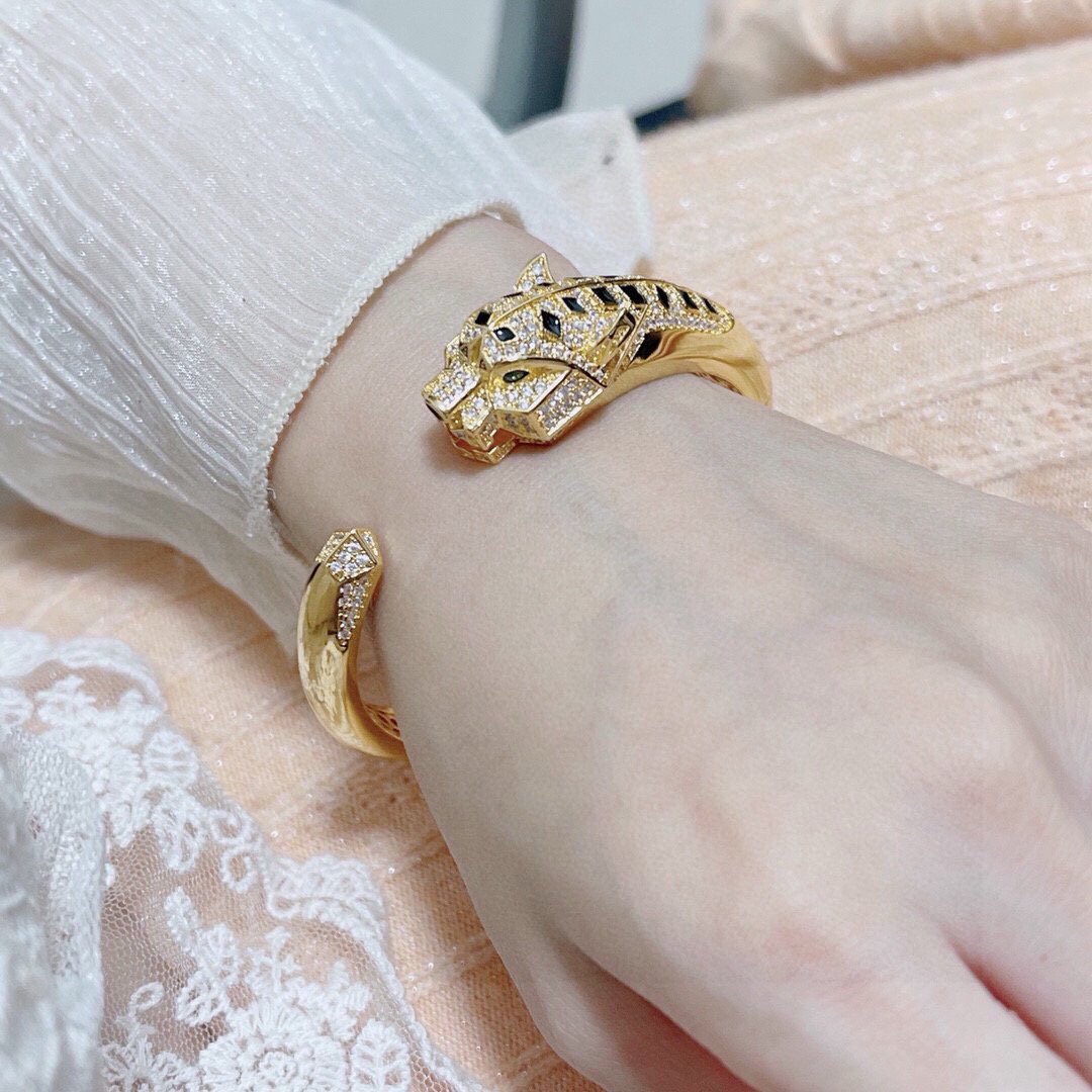 Cartier Panthere de Cartier bracelet Yellow gold diamond black onyx emerald 17
