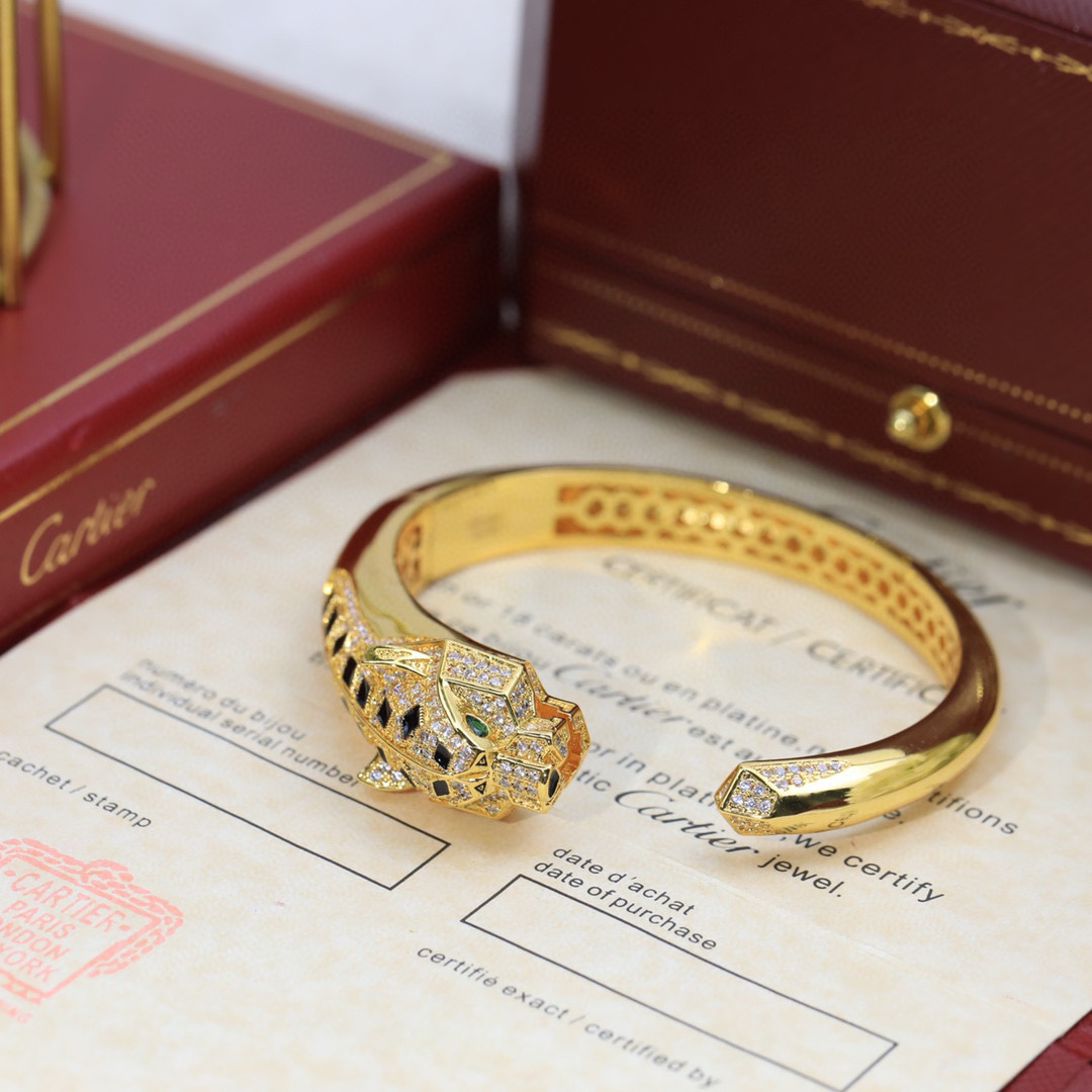 Cartier Panthere de Cartier bracelet Yellow gold diamond black onyx emerald 17