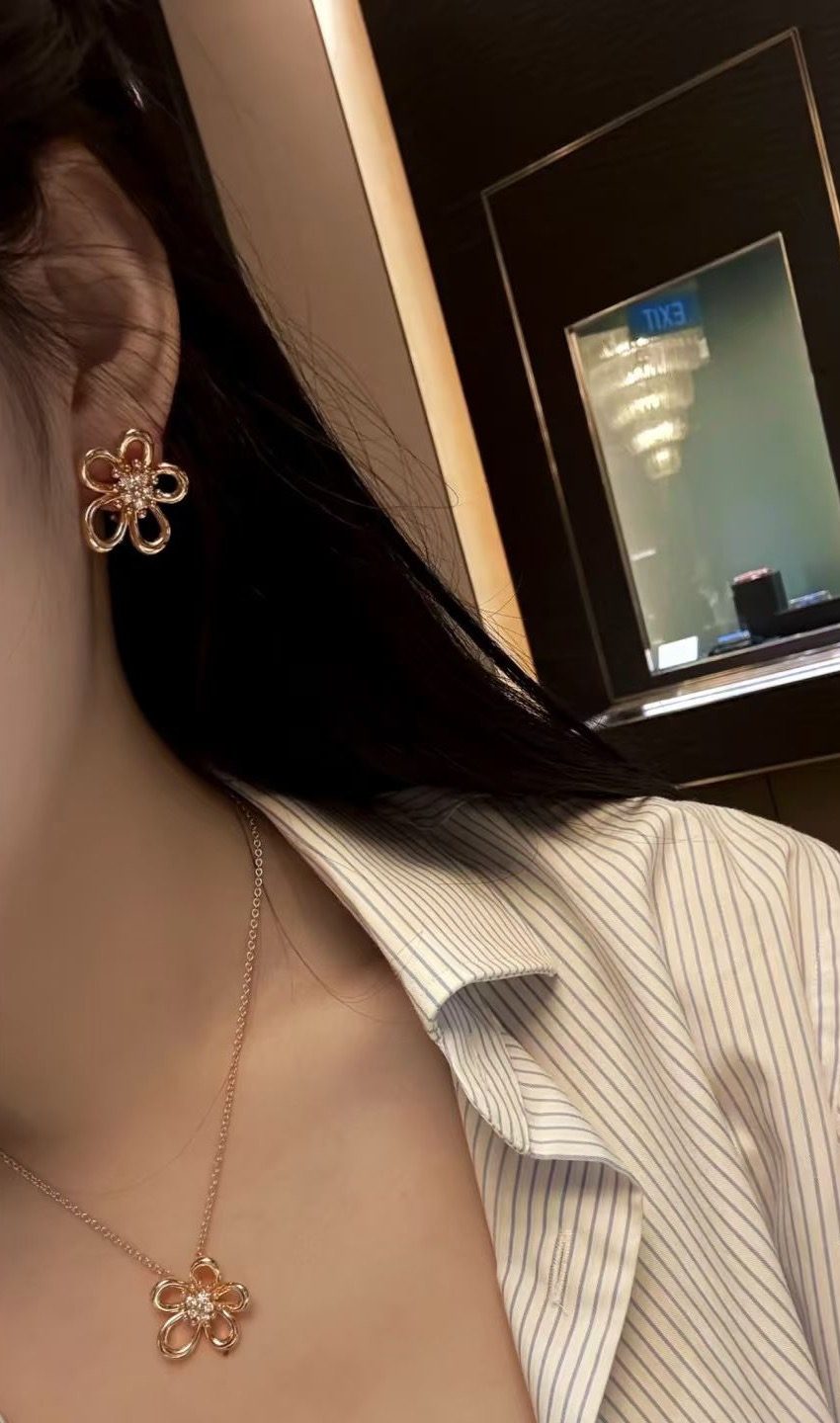 Van Cleef Arpels Flowerlace earrings 18k yellow gold clear diamond 15mm diameter