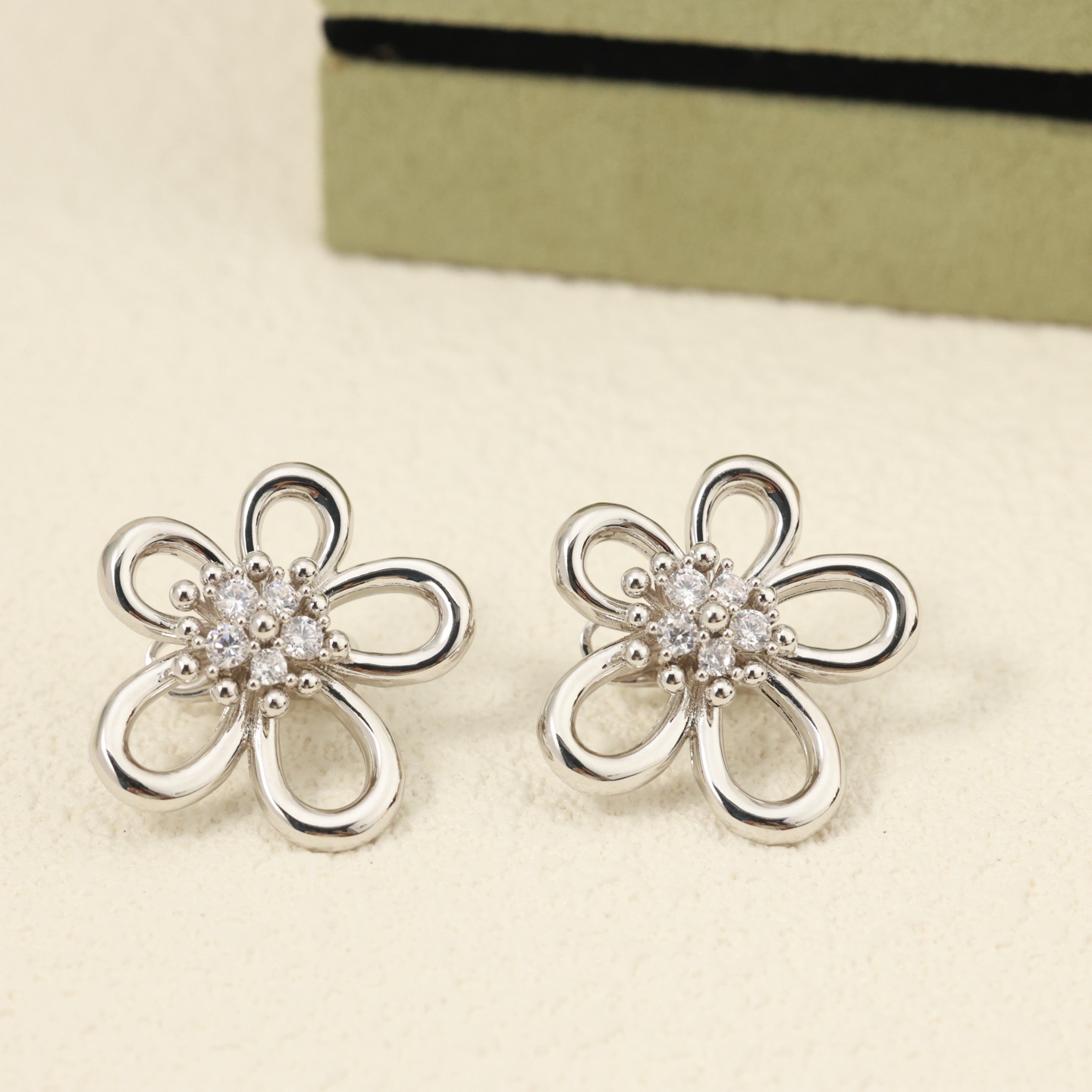 Van Cleef Arpels Flowerlace earrings 18k yellow gold clear diamond 15mm diameter