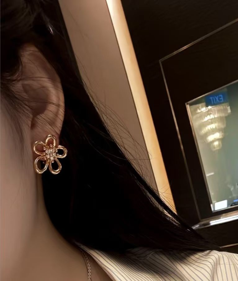 Van Cleef Arpels Flowerlace earrings 18k yellow gold clear diamond 15mm diameter