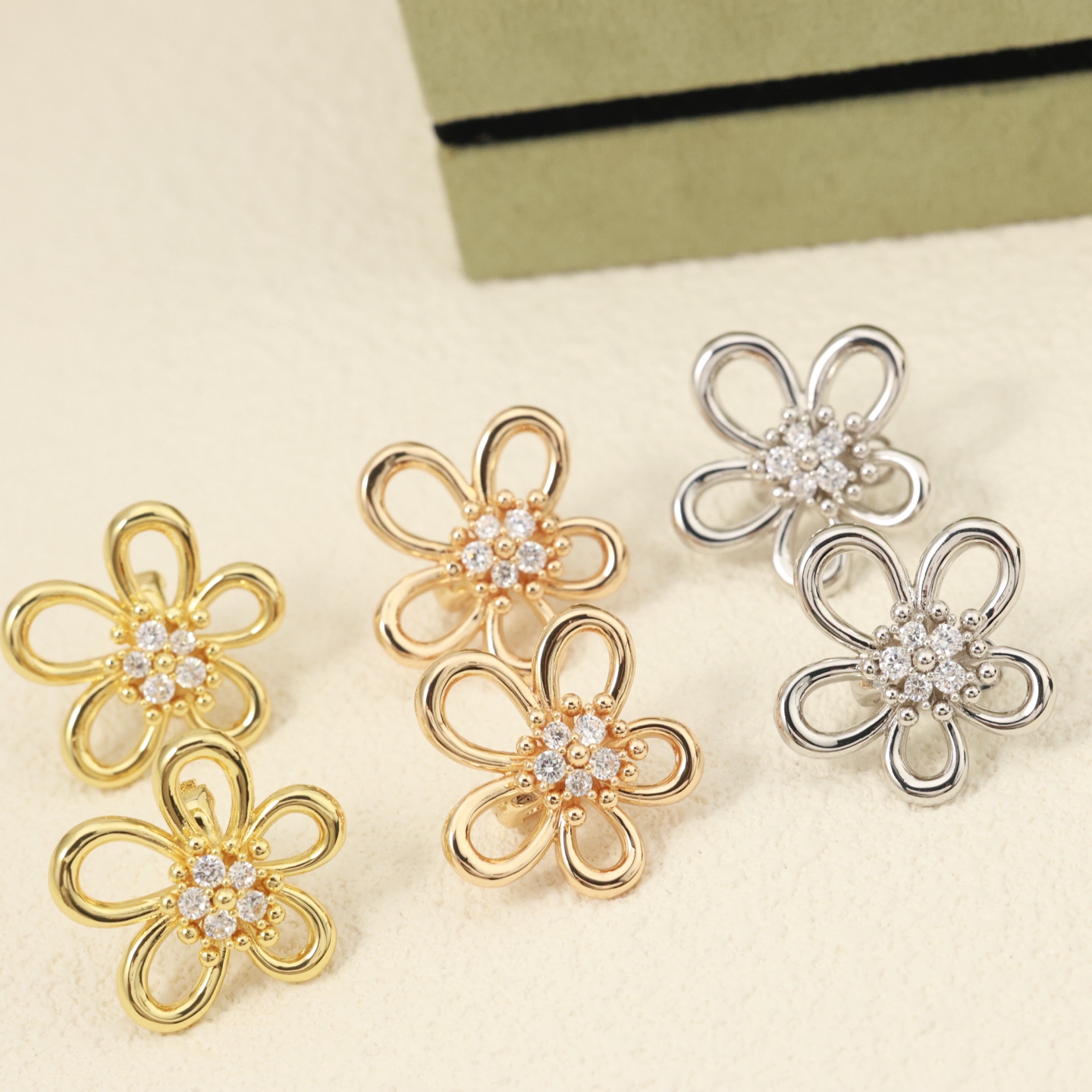 Van Cleef Arpels Flowerlace earrings 18k yellow gold clear diamond 15mm diameter
