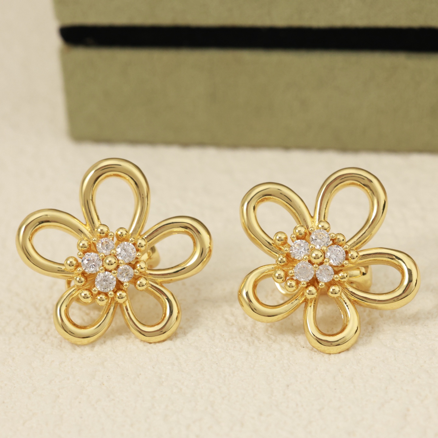 Van Cleef Arpels Flowerlace earrings 18k yellow gold clear diamond 15mm diameter