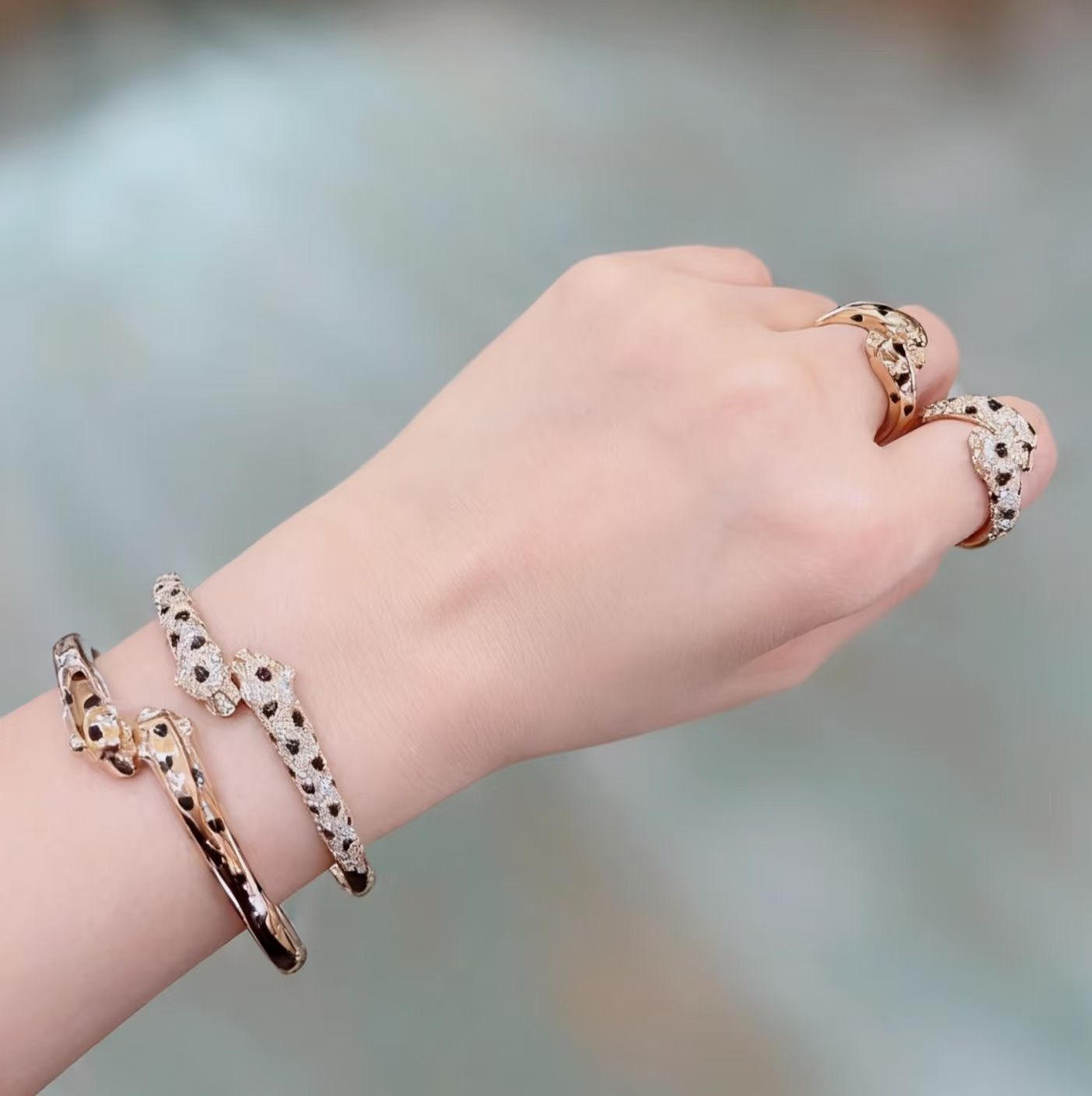 Cartier Panthere de Cartier bracelet 18K yellow gold paved with diamonds black onyx spots emerald eyes 17