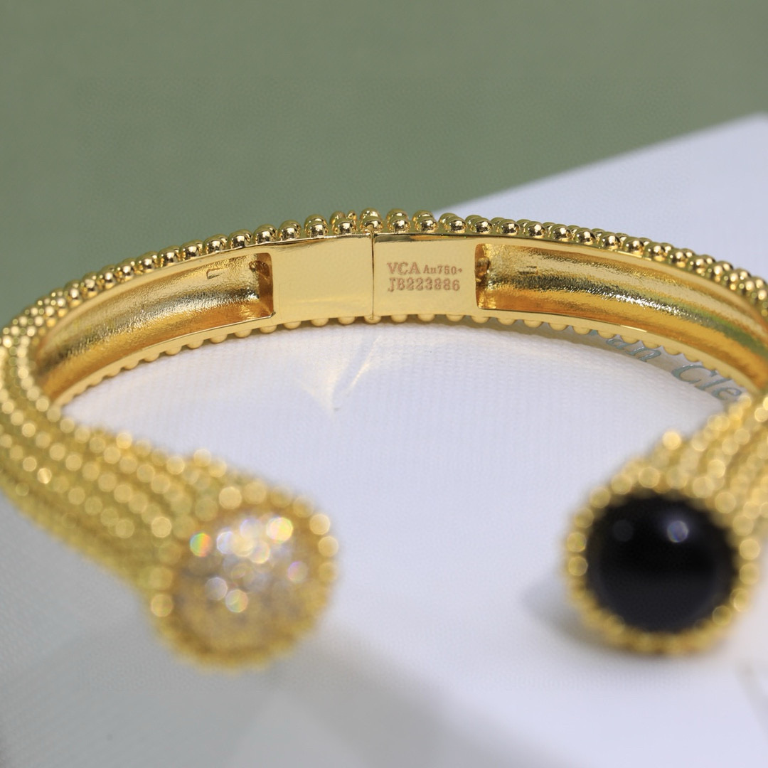 Van Cleef Arpels Perlee bracelet 18k yellow gold with black onyx and pave diamonds 18k white gold with black onyx and pave diamonds 17cm
