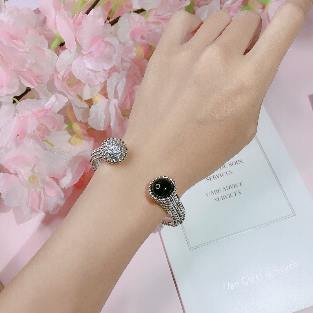 Van Cleef Arpels Perlee bracelet 18k yellow gold with black onyx and pave diamonds 18k white gold with black onyx and pave diamonds 17cm