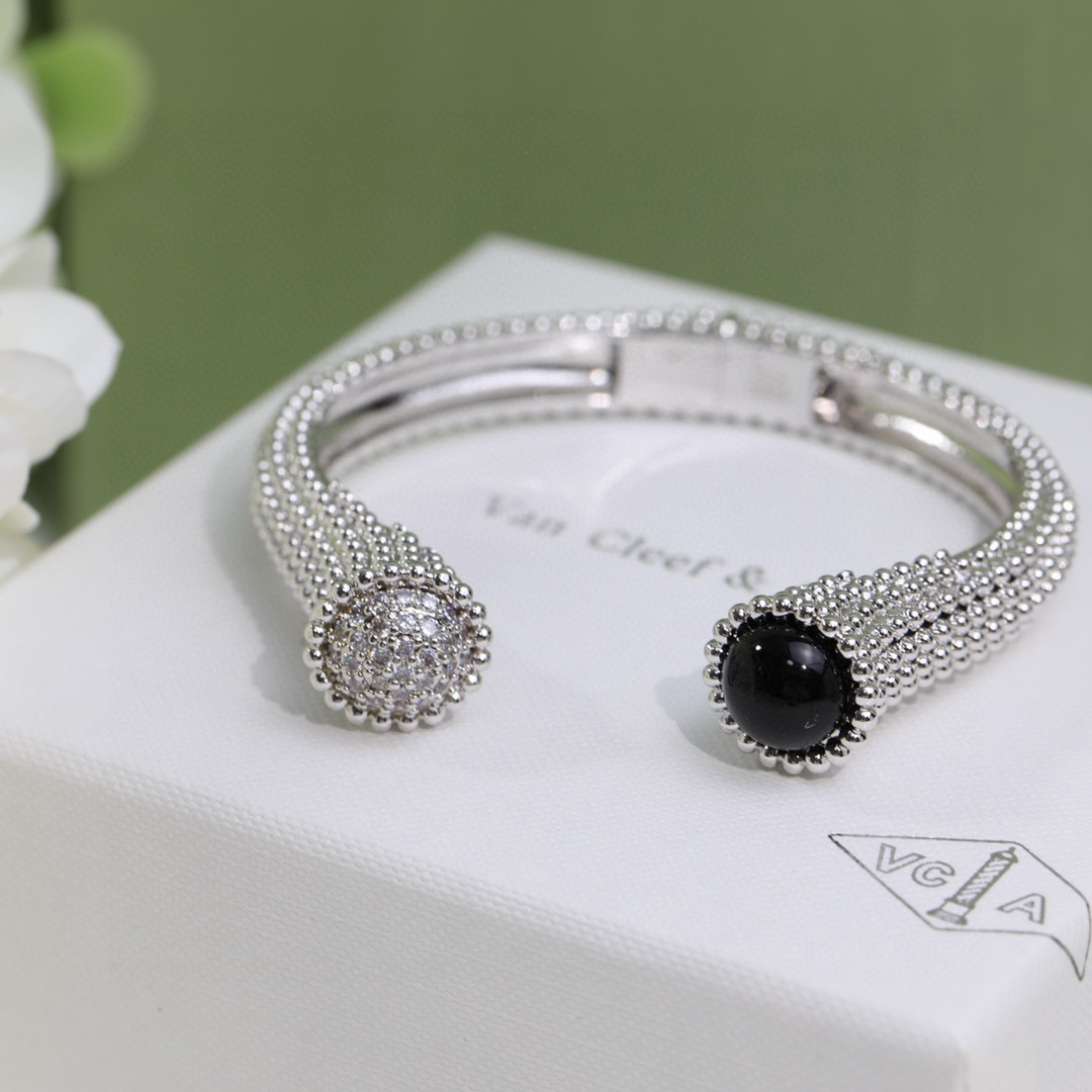 Van Cleef Arpels Perlee bracelet 18k yellow gold with black onyx and pave diamonds 18k white gold with black onyx and pave diamonds 17cm