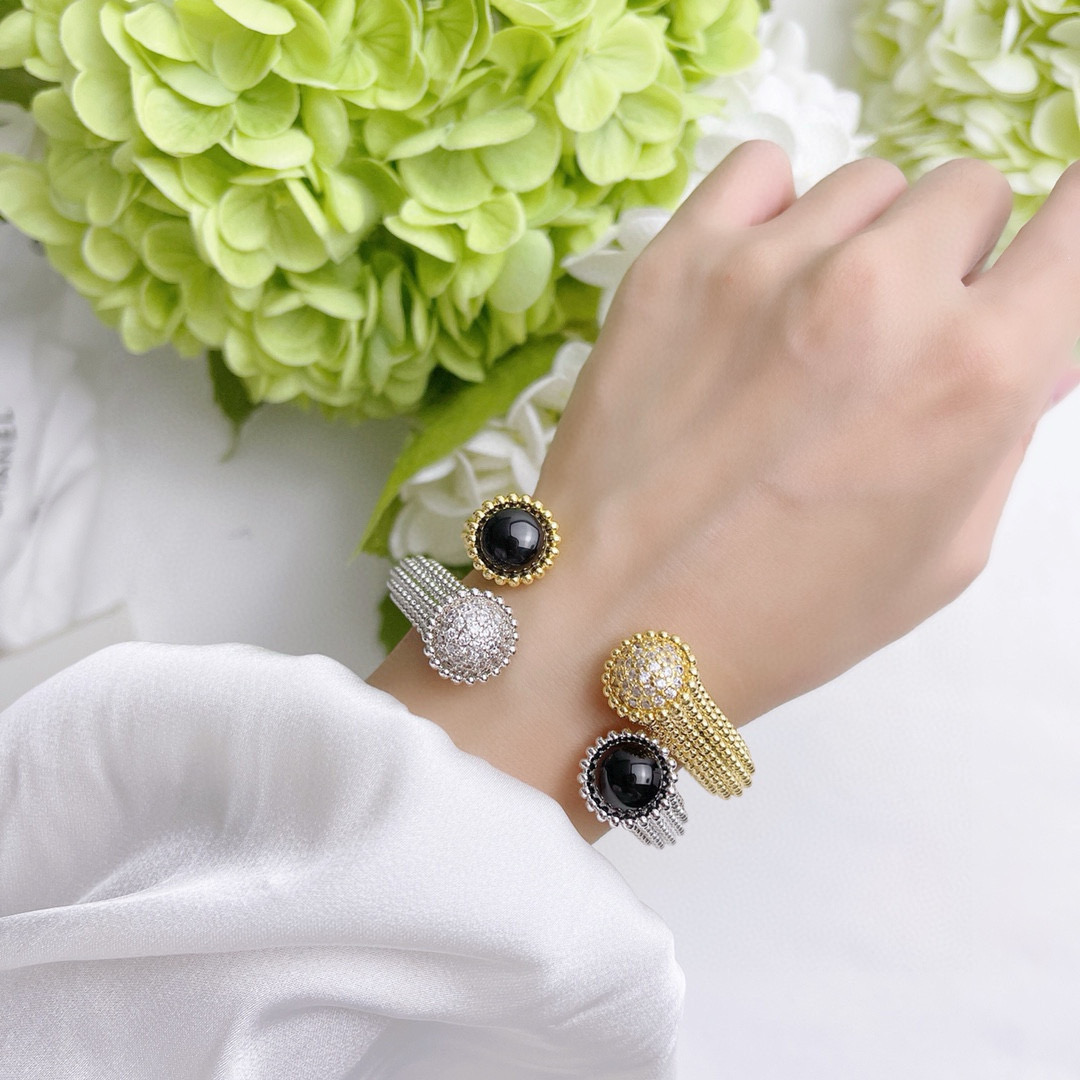 Van Cleef Arpels Perlee bracelet 18k yellow gold with black onyx and pave diamonds 18k white gold with black onyx and pave diamonds 17cm