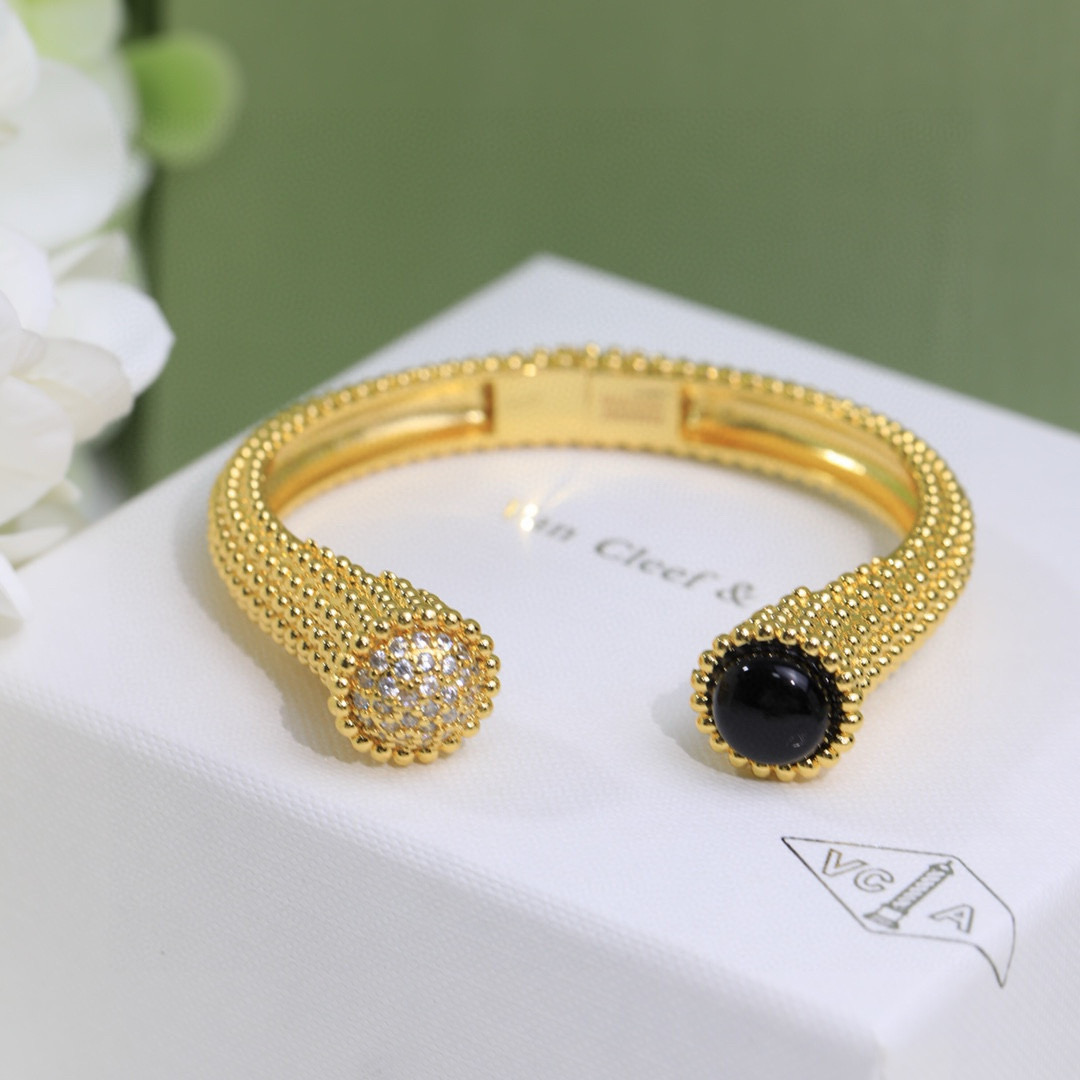 Van Cleef Arpels Perlee bracelet 18k yellow gold with black onyx and pave diamonds 18k white gold with black onyx and pave diamonds 17cm