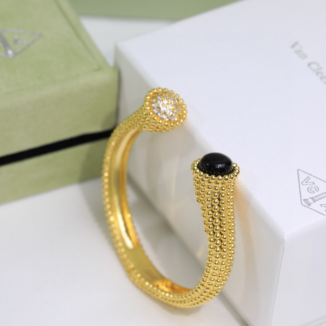 Van Cleef Arpels Perlee bracelet 18k yellow gold with black onyx and pave diamonds 18k white gold with black onyx and pave diamonds 17cm