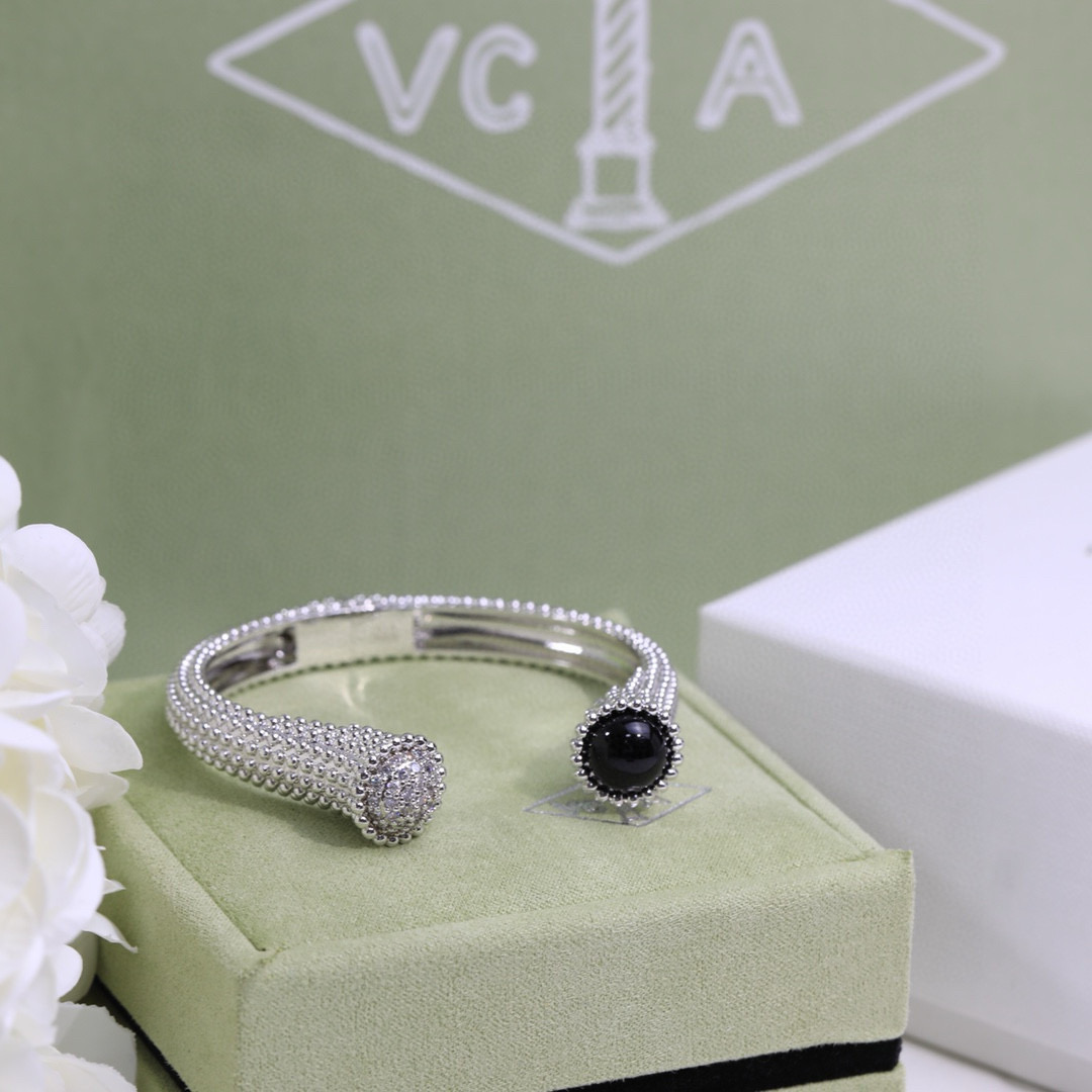 Van Cleef Arpels Perlee bracelet 18k yellow gold with black onyx and pave diamonds 18k white gold with black onyx and pave diamonds 17cm