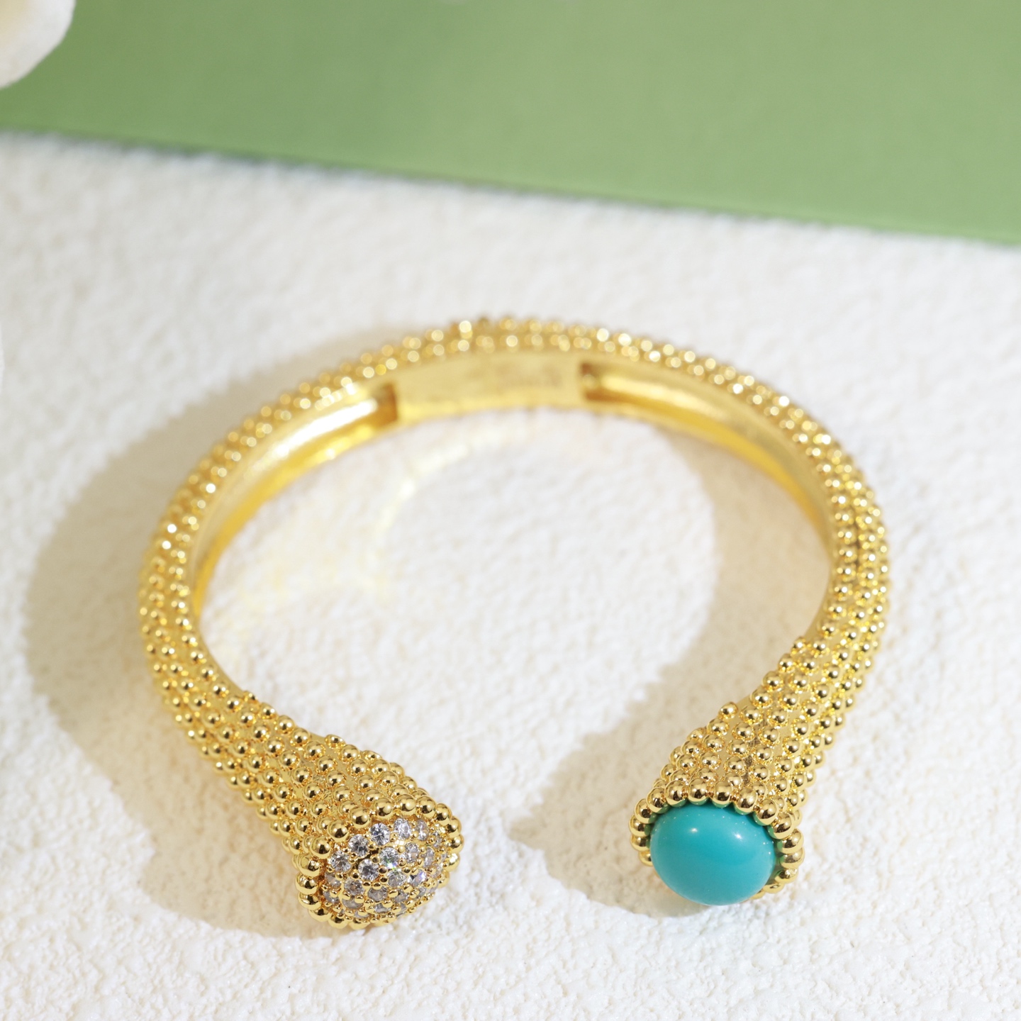 Van Cleef Arpels Perlee Couleurs Bypass Brazalete Cuff Oro amarillo de 18 quilates Cabujón azul turquesa pavé de diamantes transparentes Circunferencia interior de 17 cm