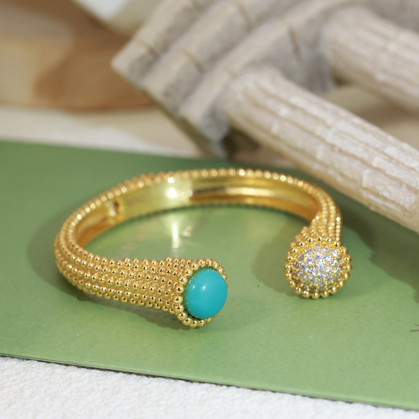 Van Cleef Arpels Perlee Couleurs Bypass Brazalete Cuff Oro amarillo de 18 quilates Cabujón azul turquesa pavé de diamantes transparentes Circunferencia interior de 17 cm