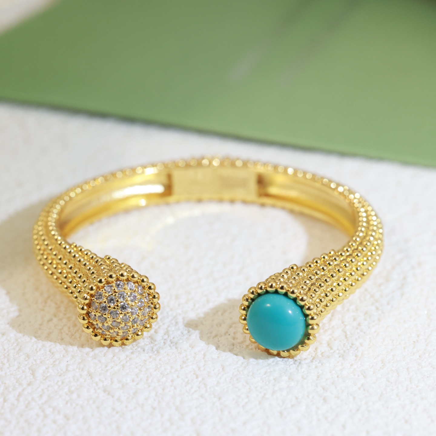Van Cleef Arpels Perlee Couleurs Bypass Brazalete Cuff Oro amarillo de 18 quilates Cabujón azul turquesa pavé de diamantes transparentes Circunferencia interior de 17 cm