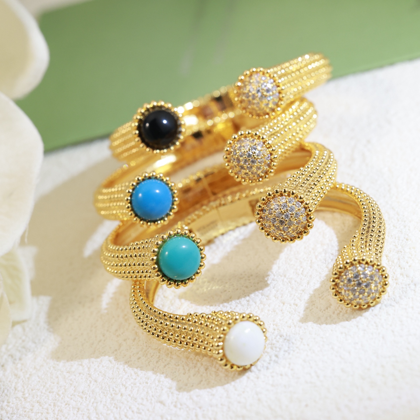 Van Cleef Arpels Perlee Couleurs Bypass Brazalete Cuff Oro amarillo de 18 quilates Cabujón azul turquesa pavé de diamantes transparentes Circunferencia interior de 17 cm