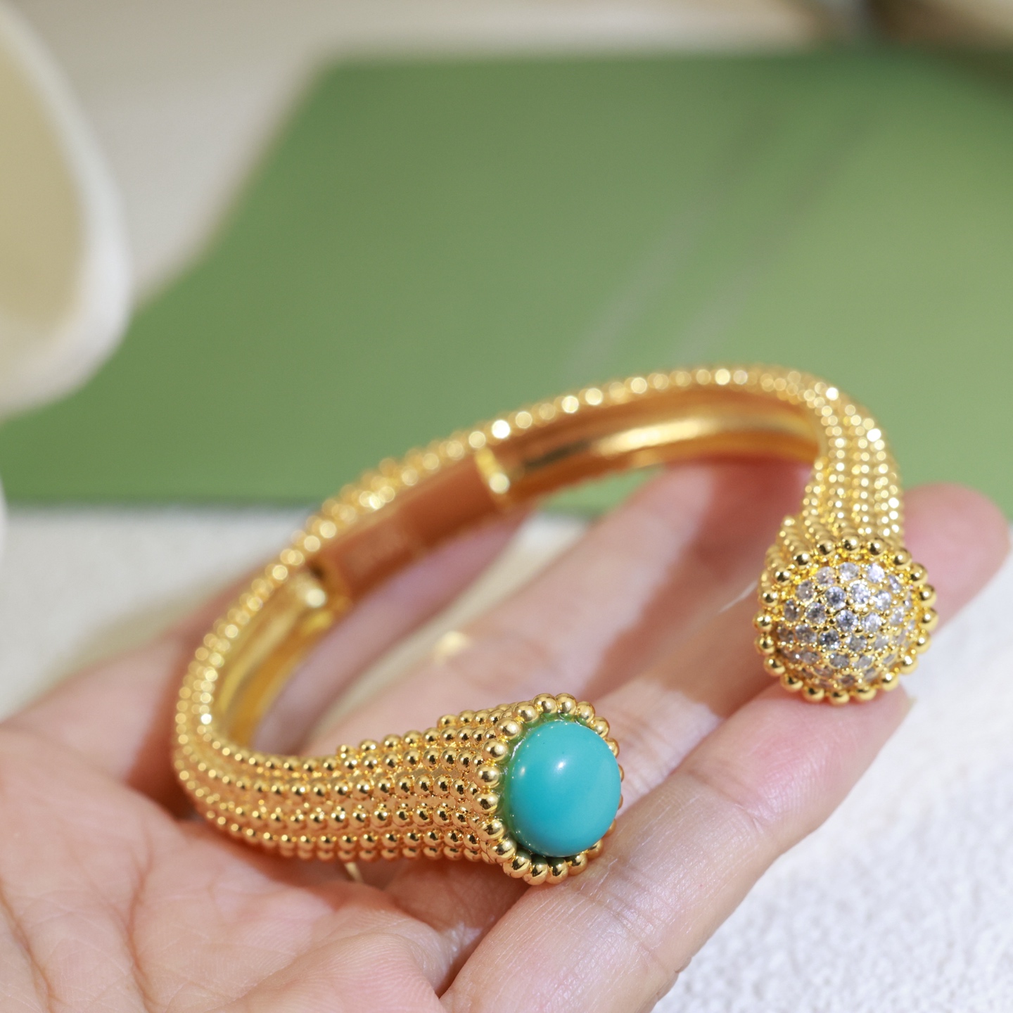 Van Cleef Arpels Perlee Couleurs Bypass Brazalete Cuff Oro amarillo de 18 quilates Cabujón azul turquesa pavé de diamantes transparentes Circunferencia interior de 17 cm