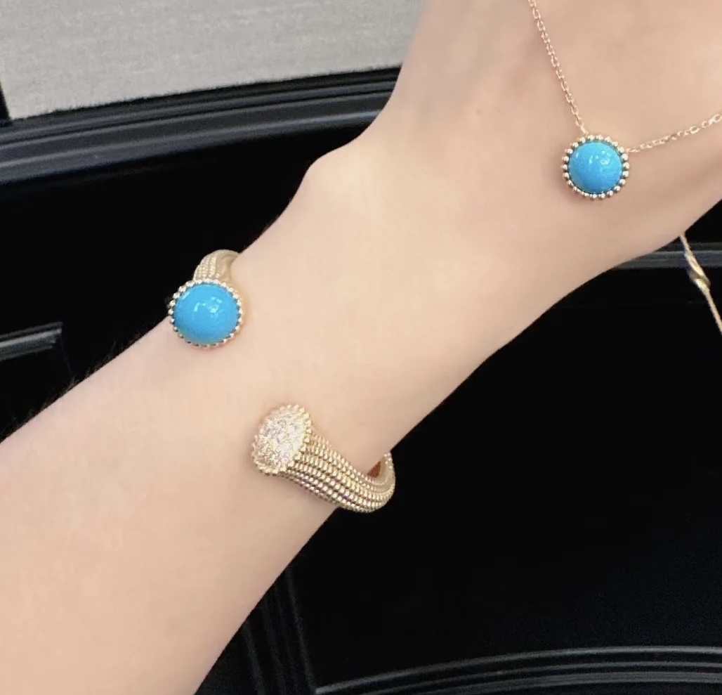 Van Cleef Arpels Perlee Couleurs Bypass Brazalete Cuff Oro amarillo de 18 quilates Cabujón azul turquesa pavé de diamantes transparentes Circunferencia interior de 17 cm