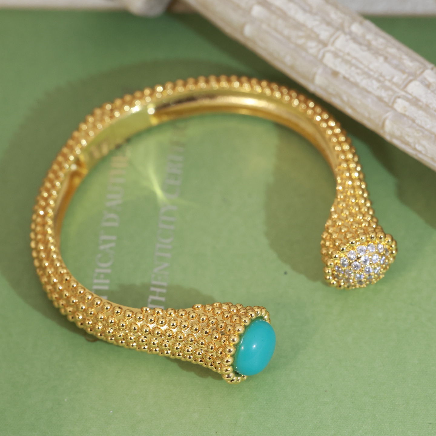 Van Cleef Arpels Perlee Couleurs Bypass Brazalete Cuff Oro amarillo de 18 quilates Cabujón azul turquesa pavé de diamantes transparentes Circunferencia interior de 17 cm