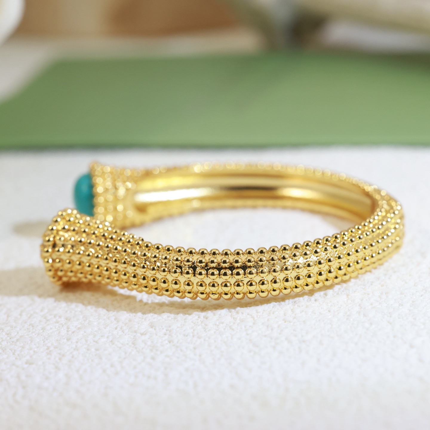 Van Cleef Arpels Perlee Couleurs Bypass Brazalete Cuff Oro amarillo de 18 quilates Cabujón azul turquesa pavé de diamantes transparentes Circunferencia interior de 17 cm