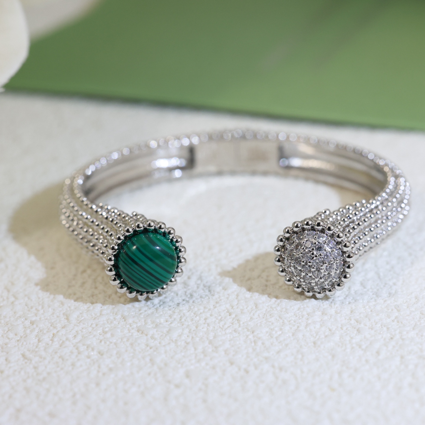 Van Cleef Arpels Perlee bracelet 18k white gold green malachite clear diamond pave 17cm inner circumference